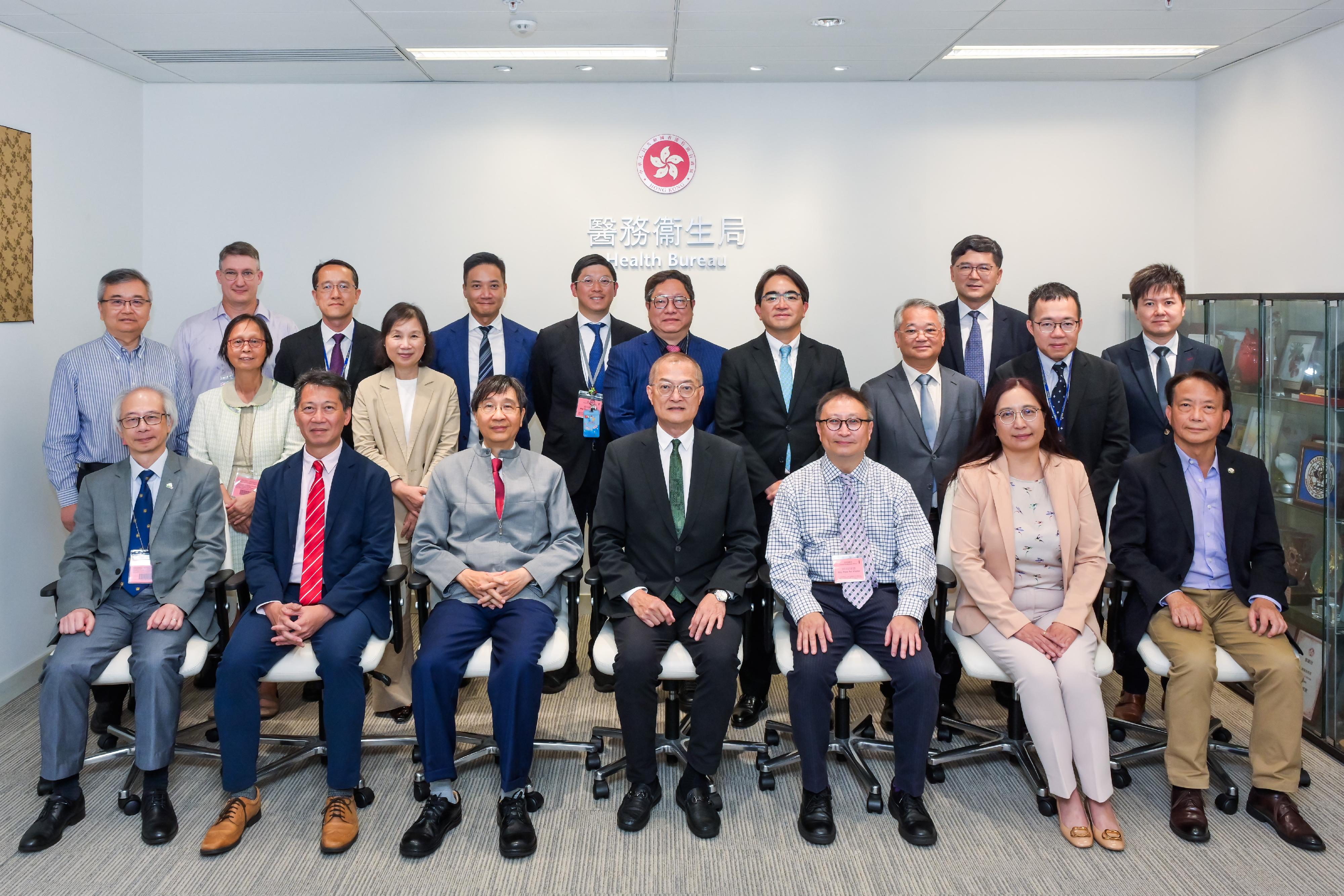 The Secretary for Health, Professor Lo Chung-mau, convened the 10th meeting of the High Level Steering Committee on Antimicrobial Resistance today (July 7). Photo shows Professor Lo (front row, centre) and other attendees of the meeting.
