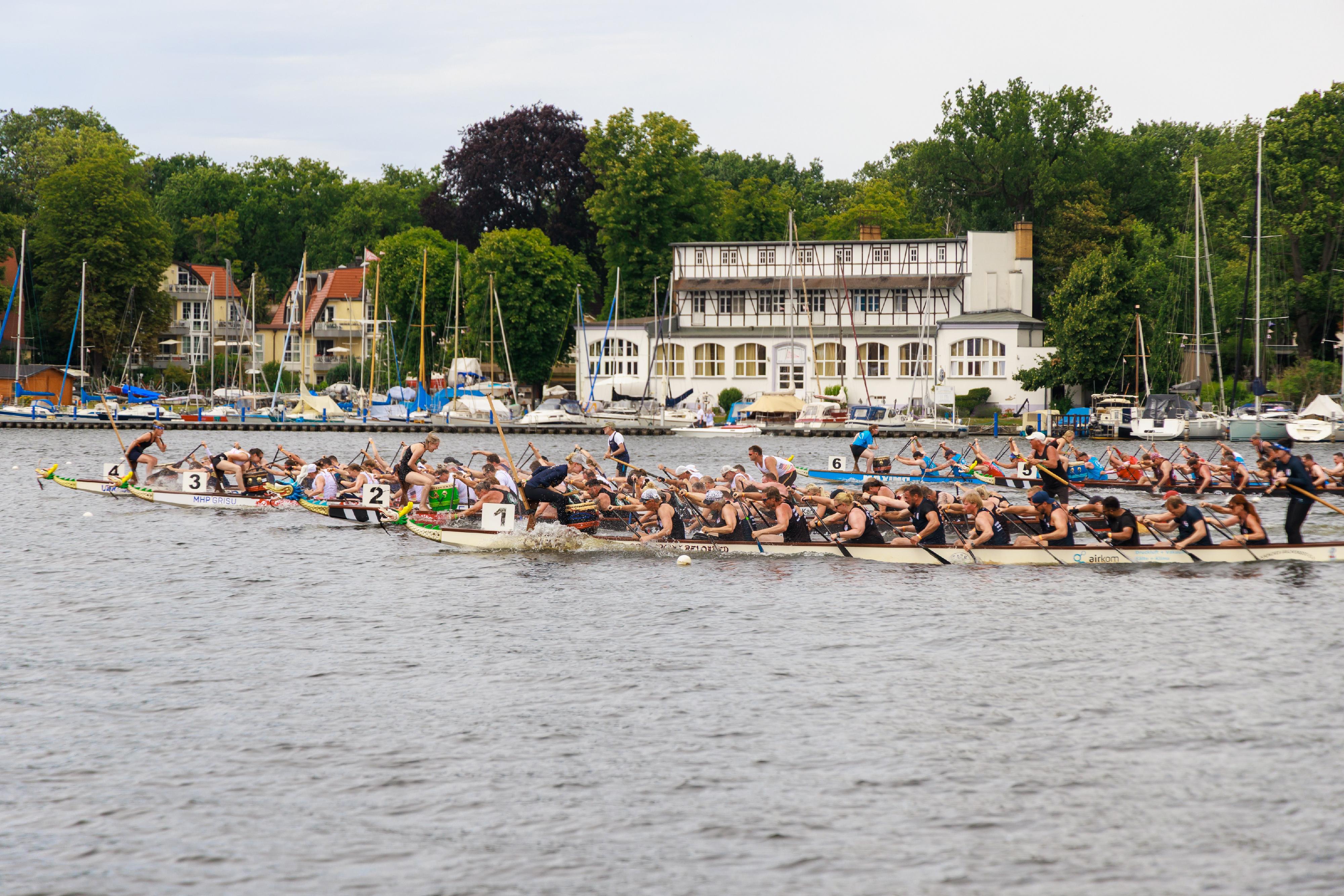 The Hong Kong Economic and Trade Office in Berlin sponsored the Berlin CityCup Dragon Boat Races held on July 5 and 6 (Berlin time). Photo shows a race at the Dragon boat event in Berlin, Germany, on July 5 (Berlin time).