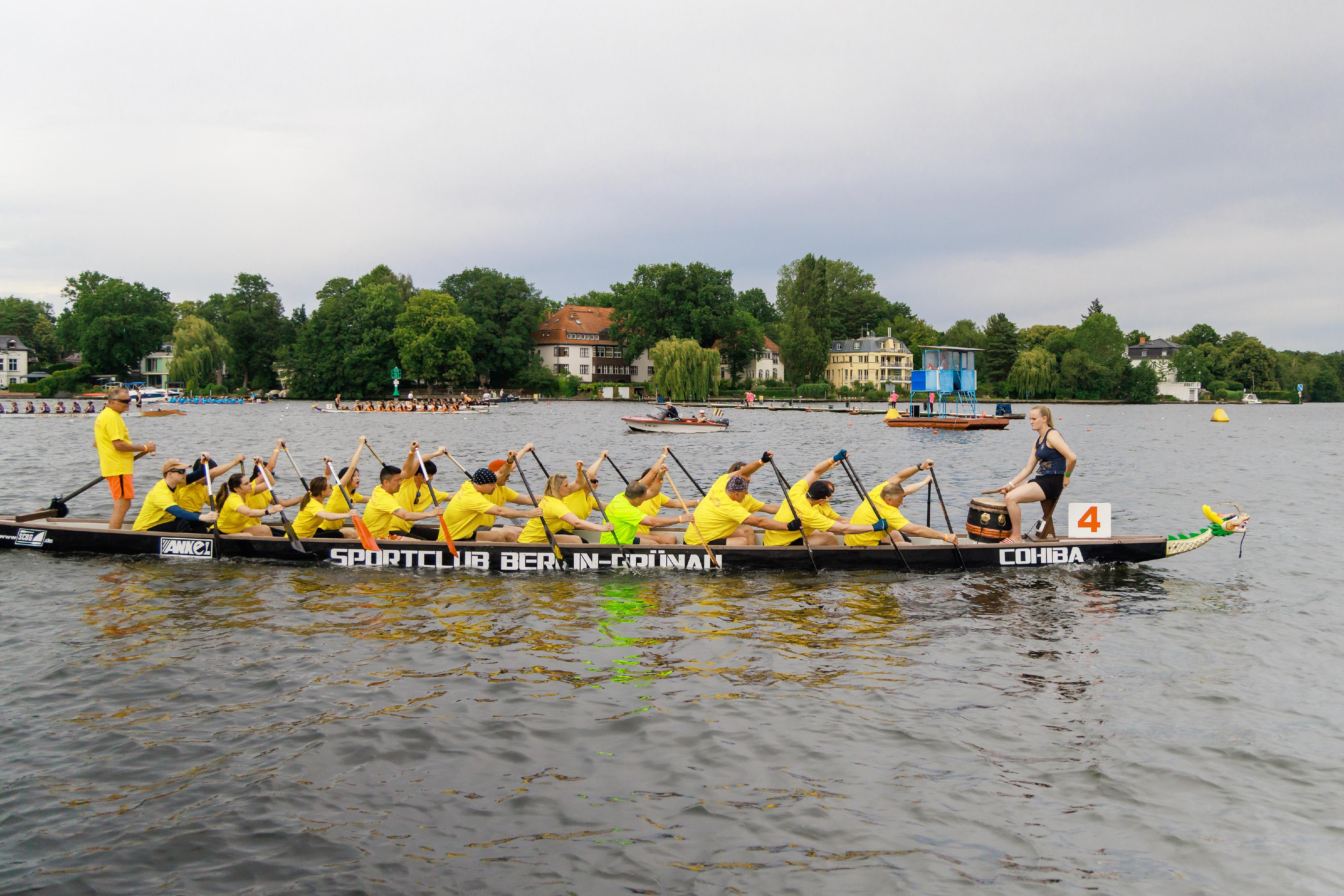 Staff of the Hong Kong Economic and Trade Office in Berlin formed a team, namely "Hong Kong Waverunners", with paddlers from Germany and Hong Kong.