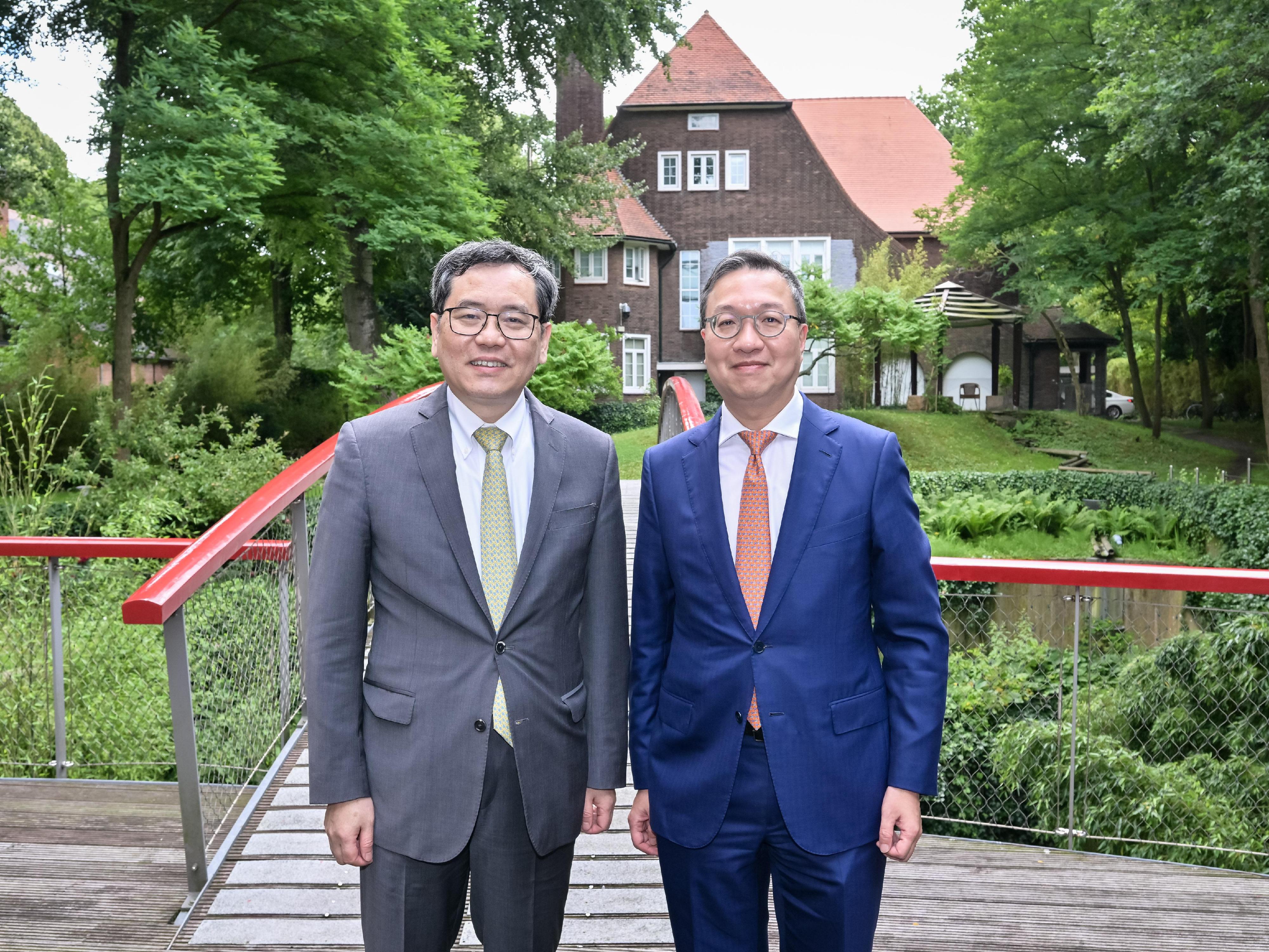 The Secretary for Justice, Mr Paul Lam, SC, called on the Ambassador Extraordinary and Plenipotentiary of the People's Republic of China to the Kingdom of the Netherlands, Mr Tan Jian, on July 7 (The Hague time). Photo shows Mr Lam (right) and Mr Tan (left) before their lunch meeting.