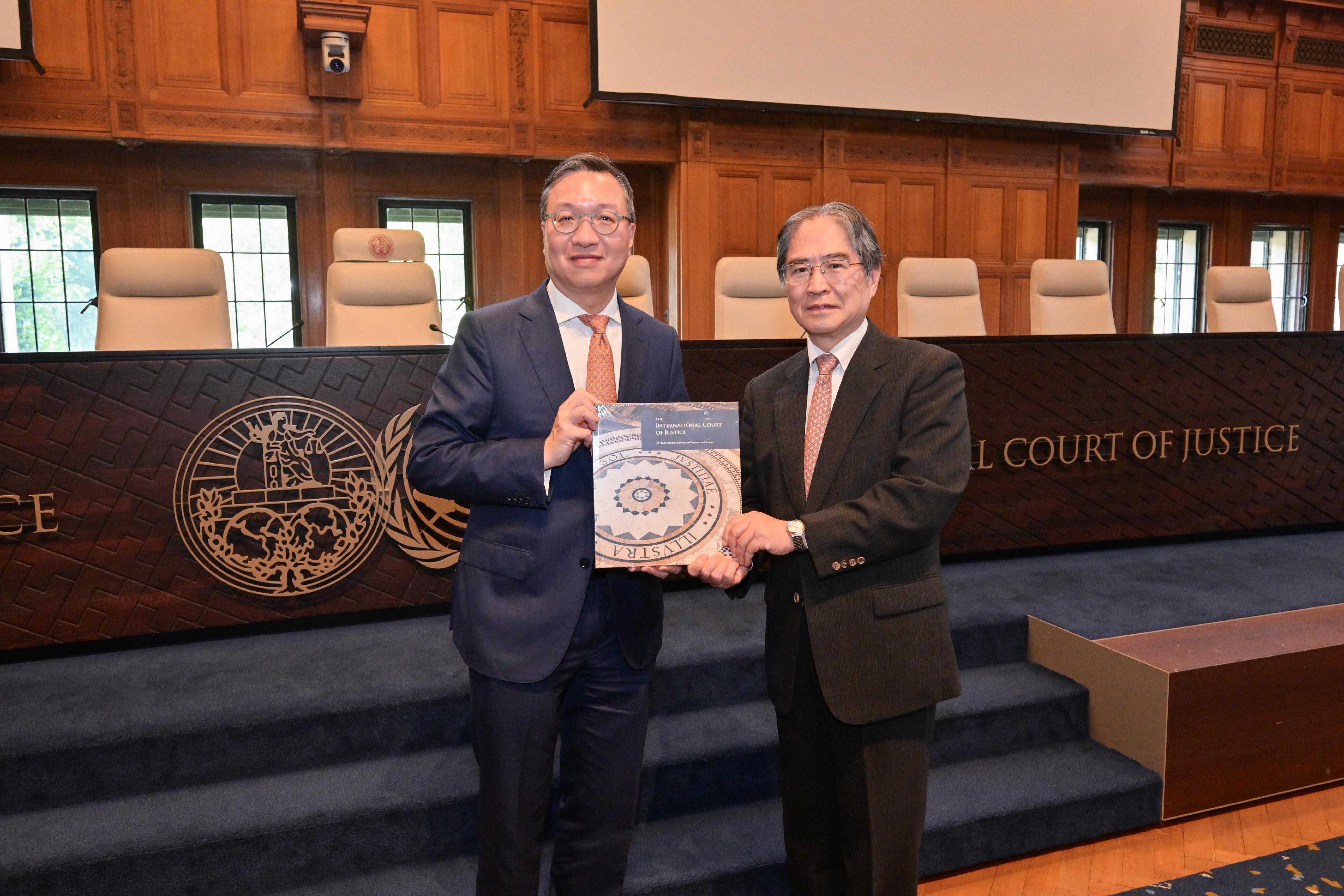 The Secretary for Justice, Mr Paul Lam, SC, visited the International Court of Justice (ICJ) of the United Nations and met with the President of the ICJ, Mr Yuji Iwasawa, on July 7 (The Hague time). Photo show Mr Lam (left) and Mr Iwasawa (right), exchanging souvenirs after their meeting.
