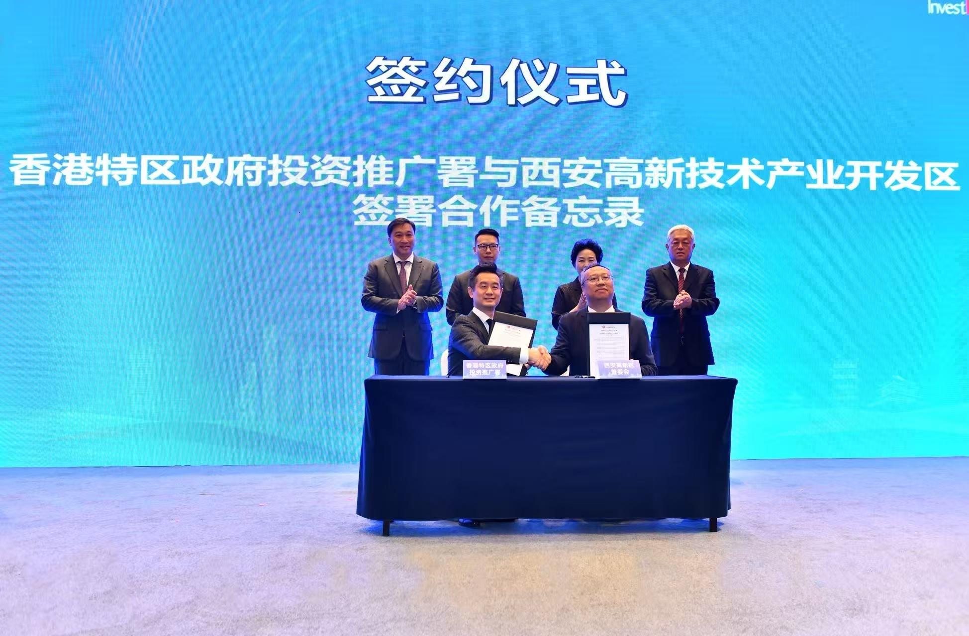 Invest Hong Kong (InvestHK) signs a Memorandum of Understanding with the Xi'an High-Tech Industries Development Zone Management Committee today (July 8), further promoting co-operation between Shaanxi and Hong Kong in the field of innovation and entrepreneurship. The Head of the Go Global Unit/Business and Talent Attraction/Investment Promotion of Western China of InvestHK, Mr Jason Gan (left), and Director of the Science and Technology Innovation Bureau of the Xi'an High-Tech Industries Development Zone, Mr Gao Yuntian (right), signed the memorandum of co-operation.