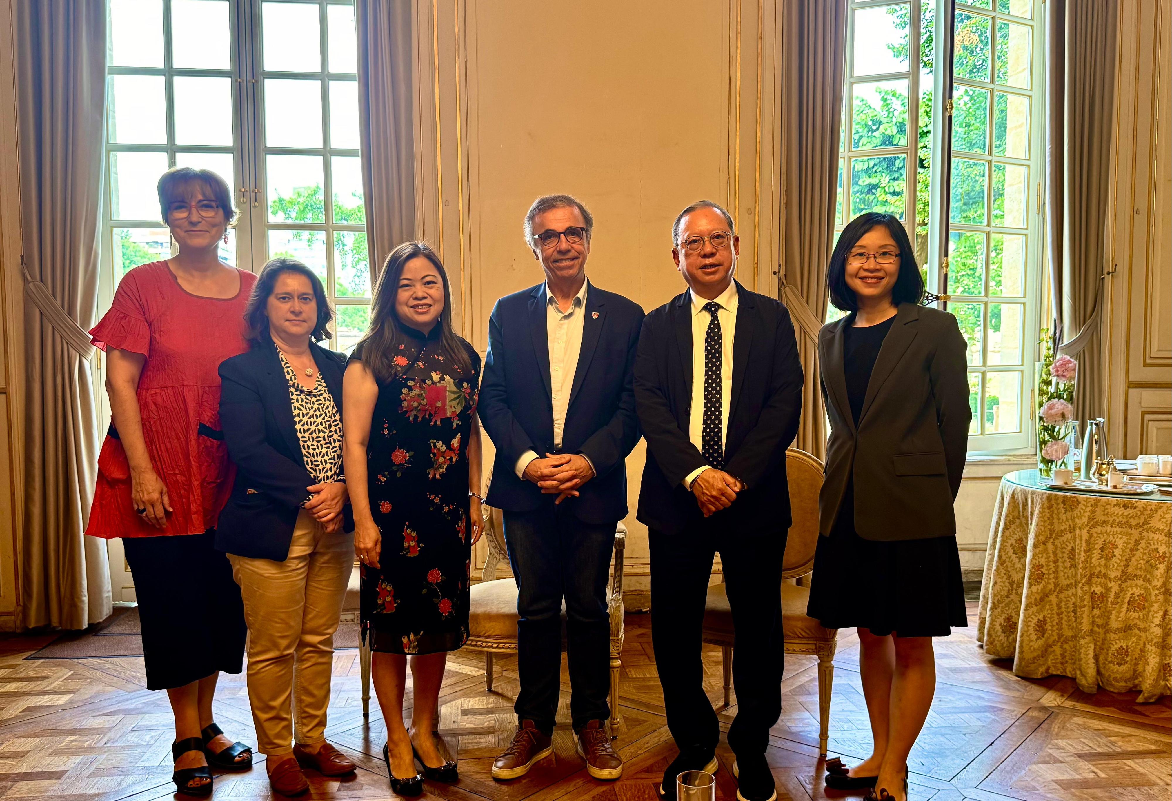 The Secretary for Culture, Sports and Tourism, Miss Rosanna Law, continued her visit to Bordeaux, France, on July 7 (Bordeaux time). Accompanied by the Deputy Commissioner for Tourism, Ms Joanne Chu (first right), and the Chairman of the Hong Kong Tourism Board, Dr Peter Lam (second right), Miss Law (third left) met with the Mayor of Bordeaux, Mr Pierre Hurmic (third right); the Deputy Mayor of Bordeaux, Ms Celine Papin (second left); and the President of the Bordeaux Tourism and Conventions Office, Ms Brigitte Bloch (first left), to explore opportunities for collaboration between Hong Kong and Bordeaux.
