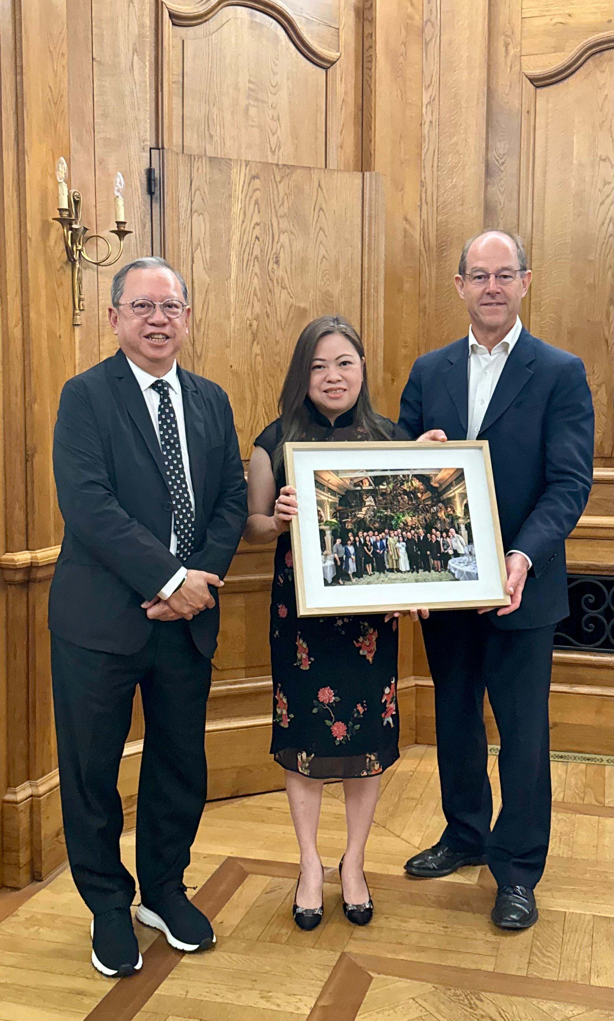 The Secretary for Culture, Sports and Tourism, Miss Rosanna Law, continued her visit to Bordeaux, France, on July 7 (Bordeaux time) and met with the President of the Conseil Interprofessionnel du Vin de Bordeaux, Mr Allan Sichel. Photo shows Miss Law (centre) receiving a souvenir from Mr Allan Sichel (right). The Chairman of the Hong Kong Tourism Board, Dr Peter Lam (left), is also present.