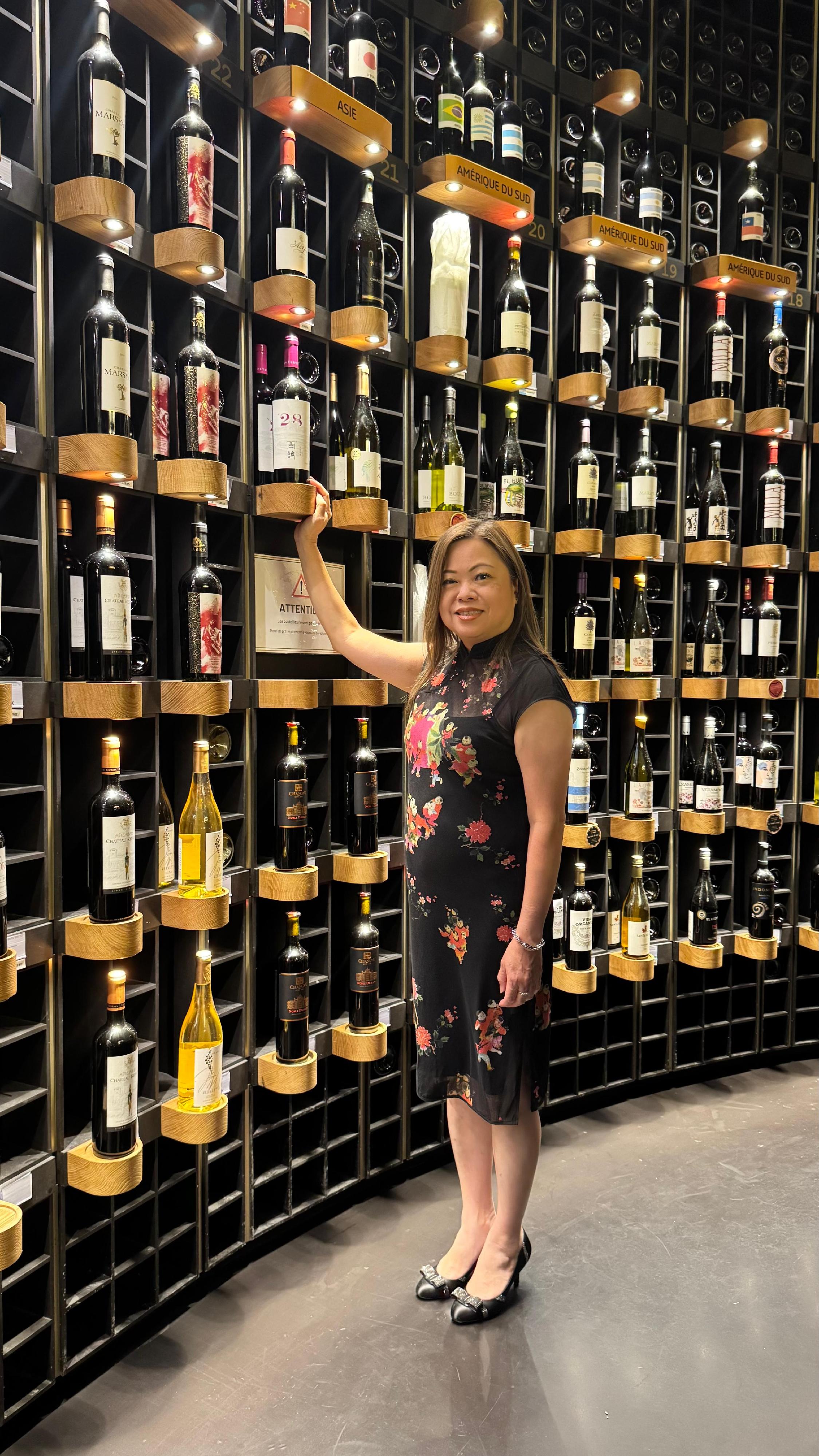 The Secretary for Culture, Sports and Tourism, Miss Rosanna Law, visited La Cité du Vin, Bordeaux's iconic cultural centre and wine museum, in Bordeaux, France, on July 7 (Bordeaux time), where she saw wines from different regions of the world.
