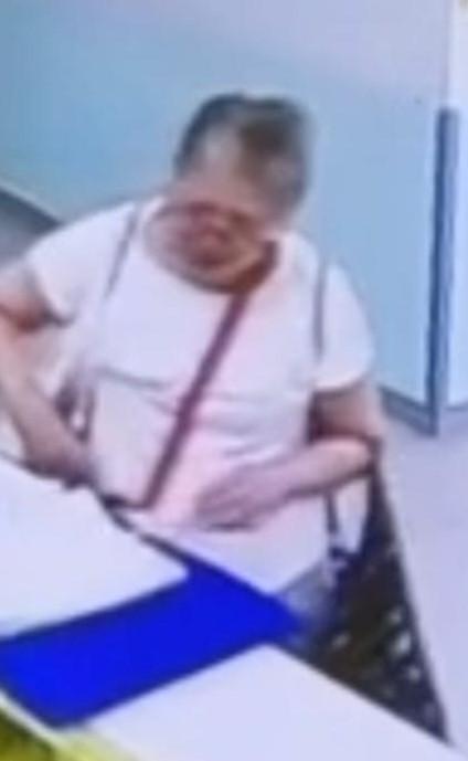 Wong Wai-king, aged 67, is about 1.55 metres tall and of fat build. She has a round face with yellow complexion and short grey hair. She was last seen wearing a white short-sleeved T-shirt, brown trousers, dark-coloured shoes, a pair of glasses, and carrying a dark blue rucksack and a black and white recycle bag.
