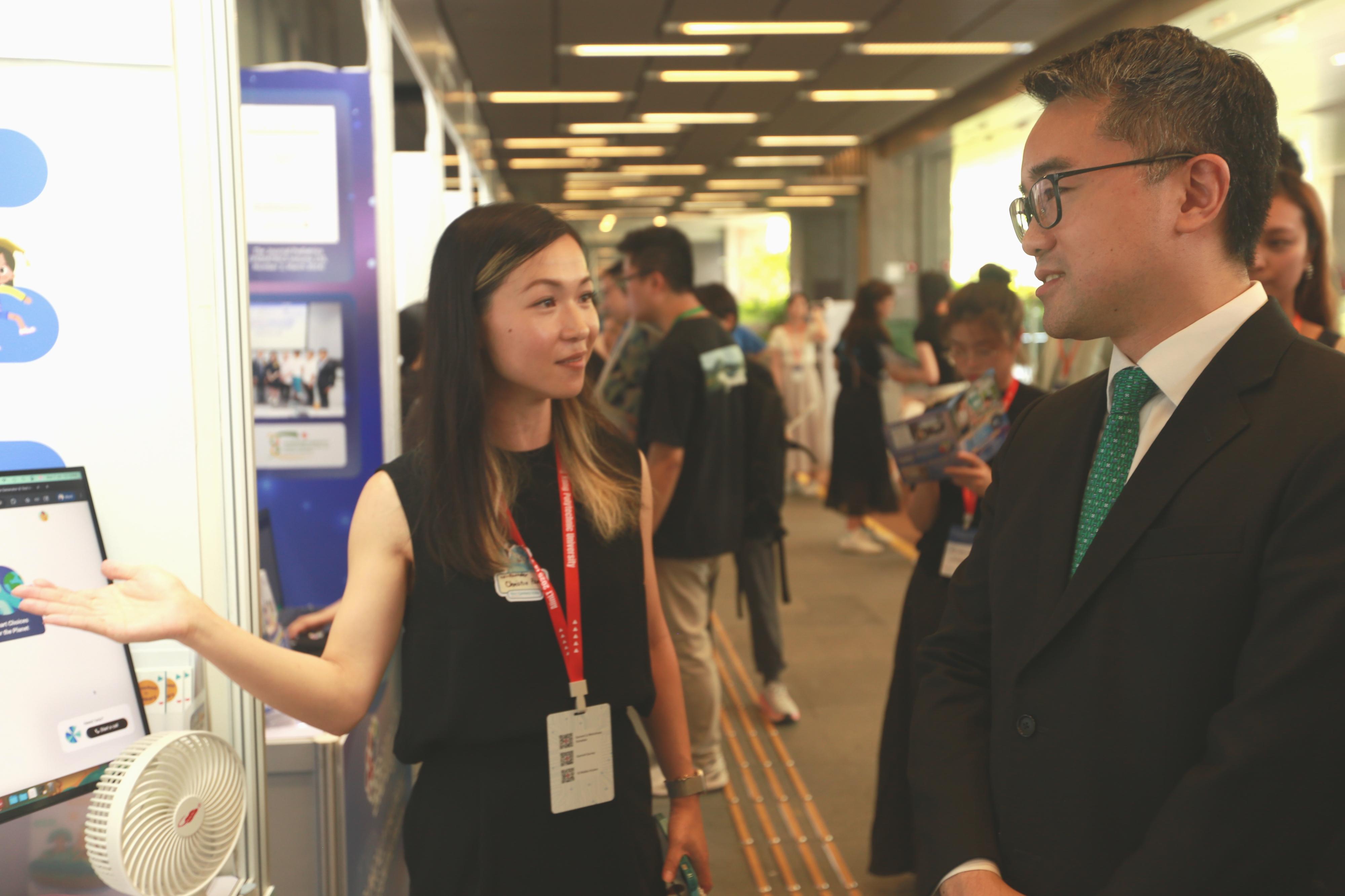 The first Digital Education Week, organised by the Education Bureau, commenced on June 30 and concluded yesterday (July 7). Photo shows the Under Secretary for Education, Dr Sze Chun-fai (right), visiting booths of the technology showcase at the International Summit on the Use of AI in Learning and Teaching Languages and Other Subjects. 
