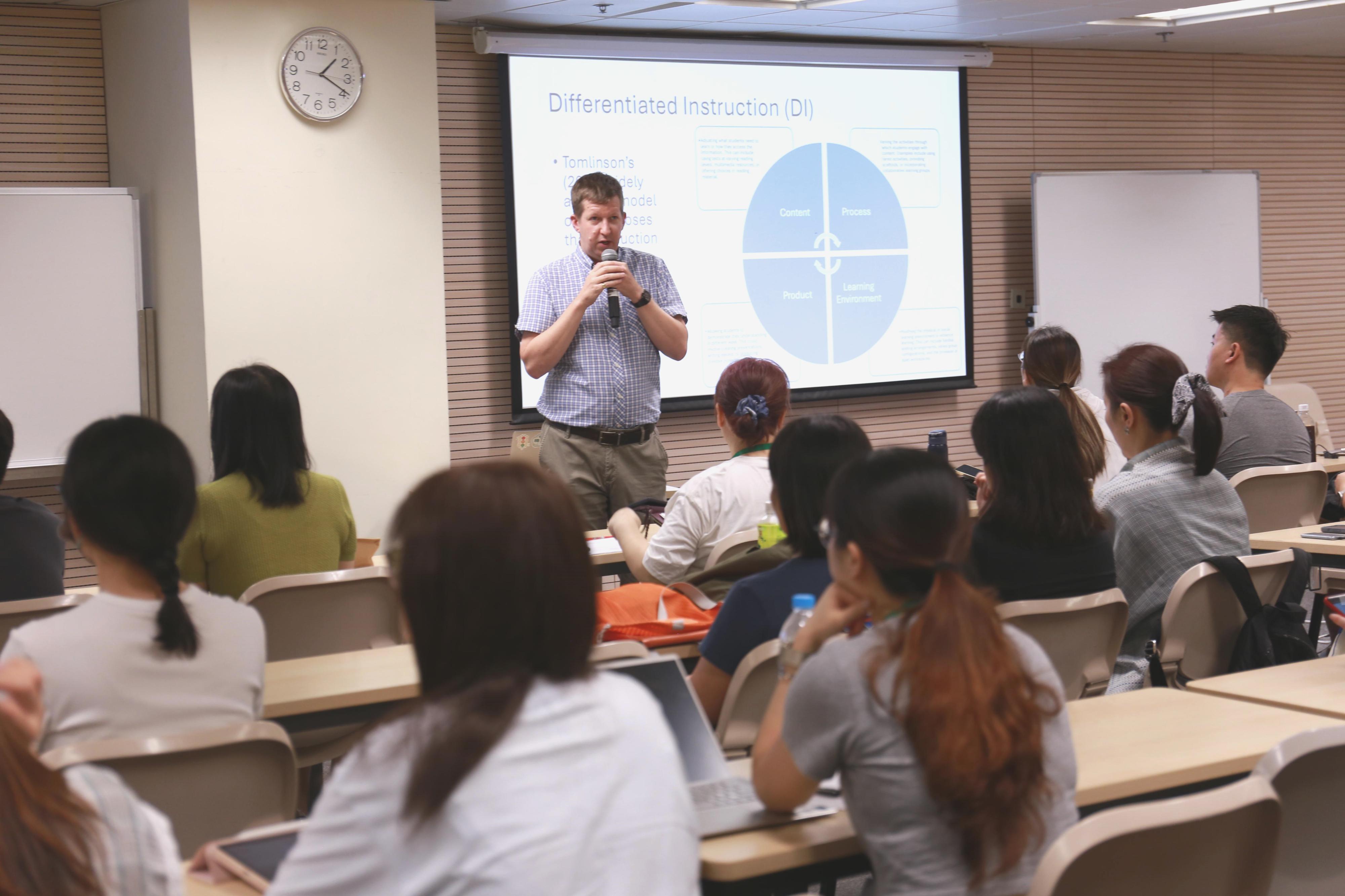 The first Digital Education Week, organised by the Education Bureau, commenced on June 30 and concluded yesterday (July 7). Photo shows attendees participating in a workshop at the International Summit on the Use of AI in Learning and Teaching Languages and Other Subjects.