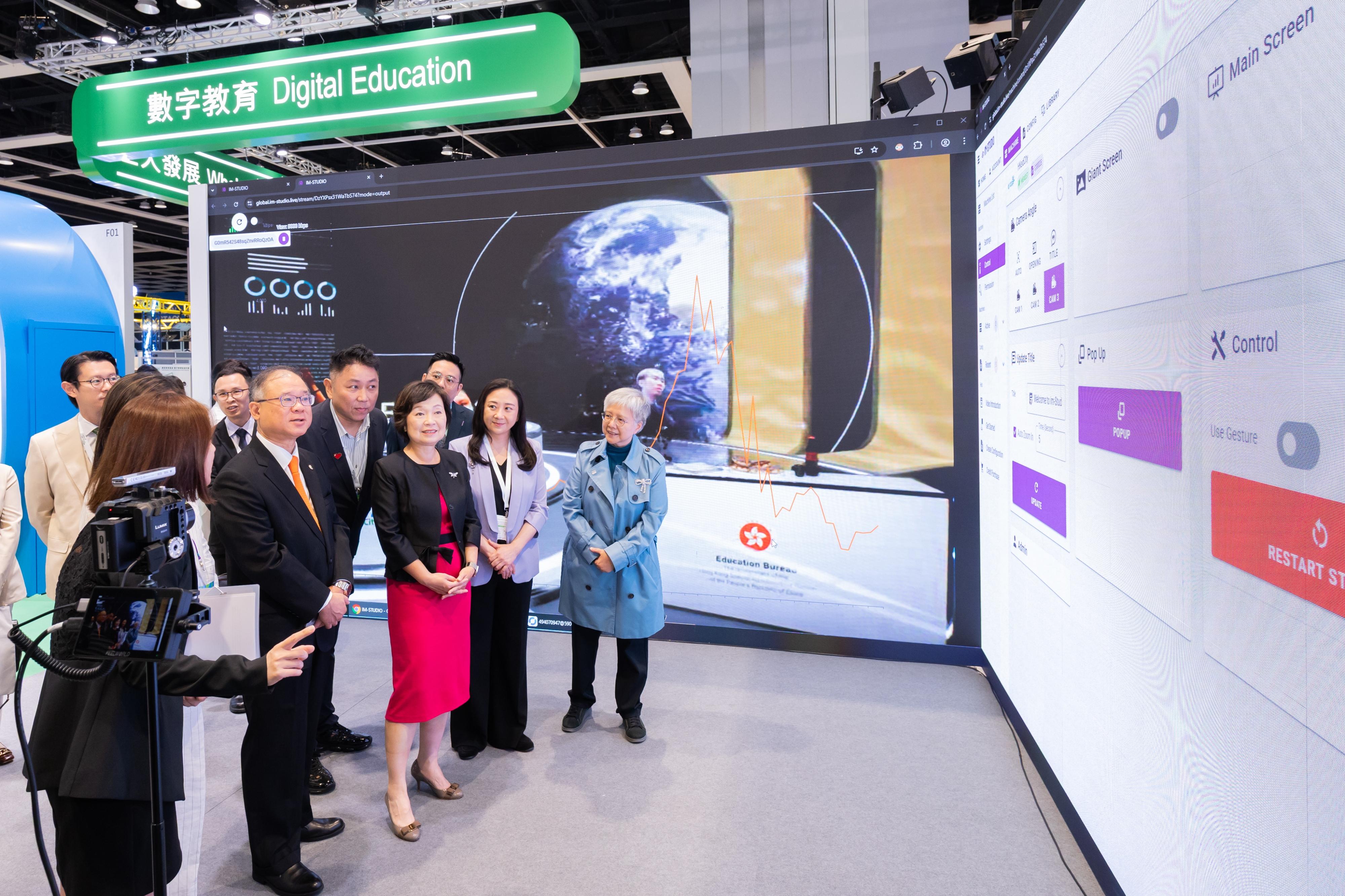 The first Digital Education Week, organised by the Education Bureau, commenced on June 30 and concluded yesterday (July 7). Photo shows the Secretary for Education, Dr Choi Yuk-lin (front row, third right), and the Chairman of the Board of Directors of the Hong Kong Education City, Mr Armstrong Lee (front row, fourth right), visiting the Education Bureau Zone at the Learning and Teaching Expo 2025 with other guests.