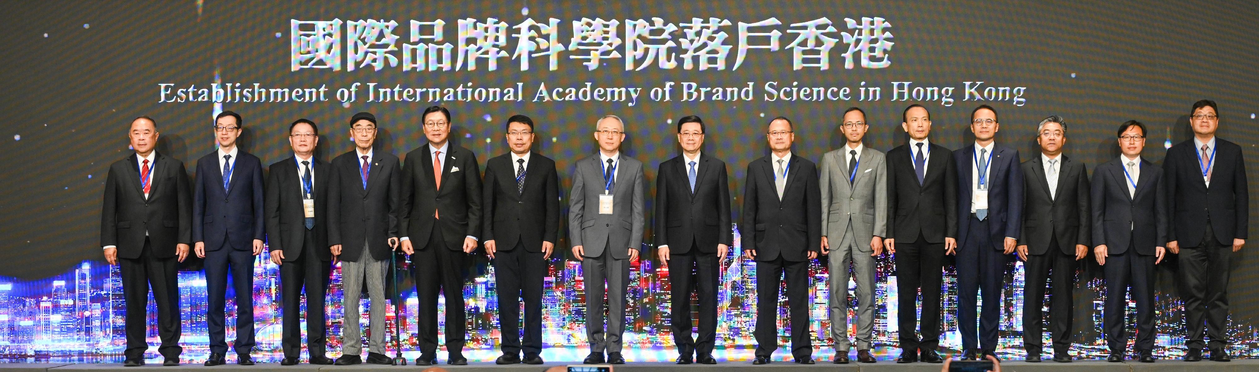 行政長官李家超今日（七月八日）出席香港首屆世界品牌大會。圖示（左七起）中華人民共和國外交部駐香港特別行政區特派員公署副特派員李永勝、李家超、國際品牌科學院董事會主席、粵港澳大灣區企業家聯盟主席蔡冠深博士和其他嘉賓在儀式合照。