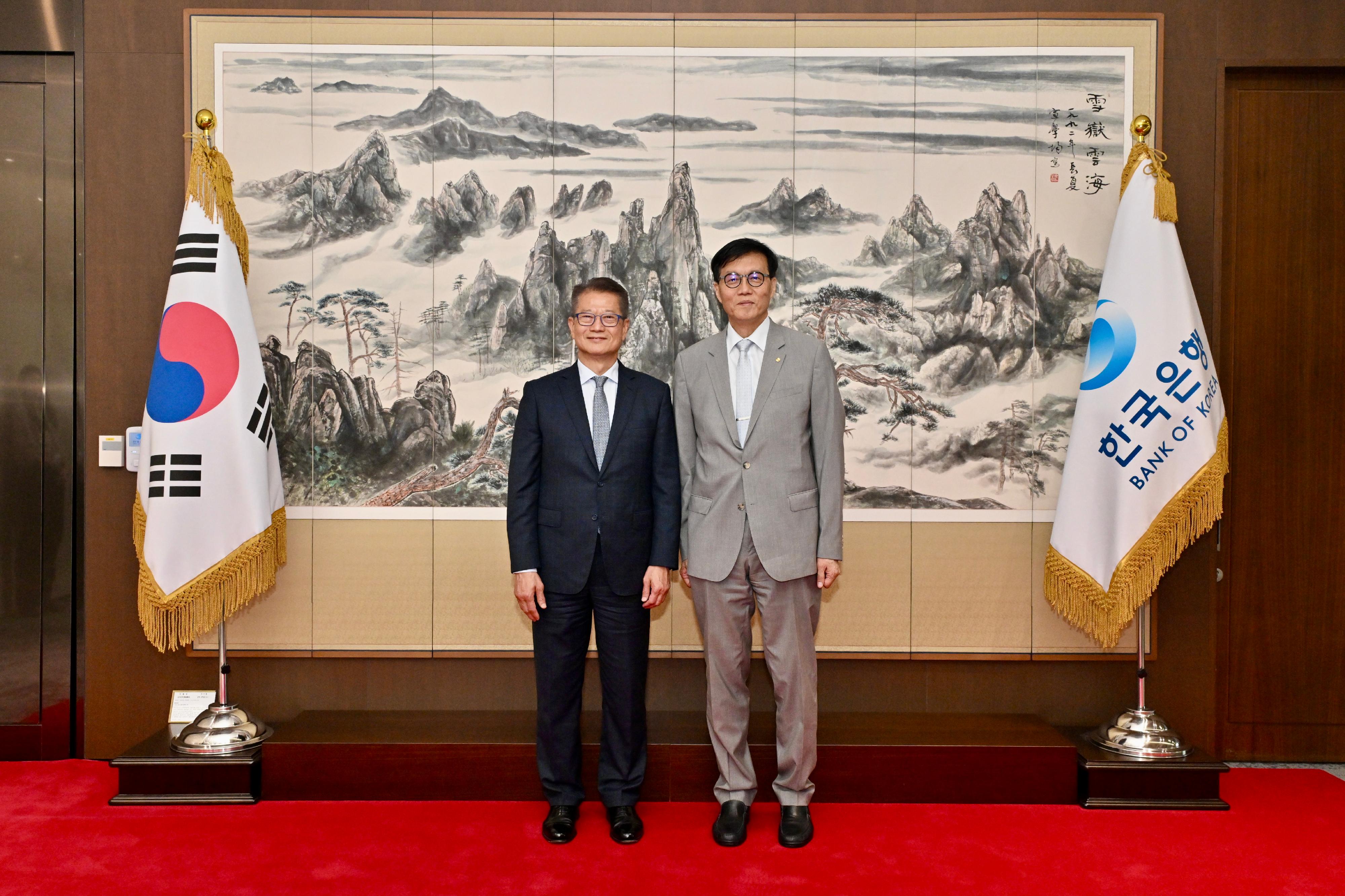 財政司司長陳茂波今日（七月八日）抵達韓國首爾並展開訪問。圖示陳茂波（左）與韓國的中央銀行——韓國銀行行長李昌鏞（右）會面。