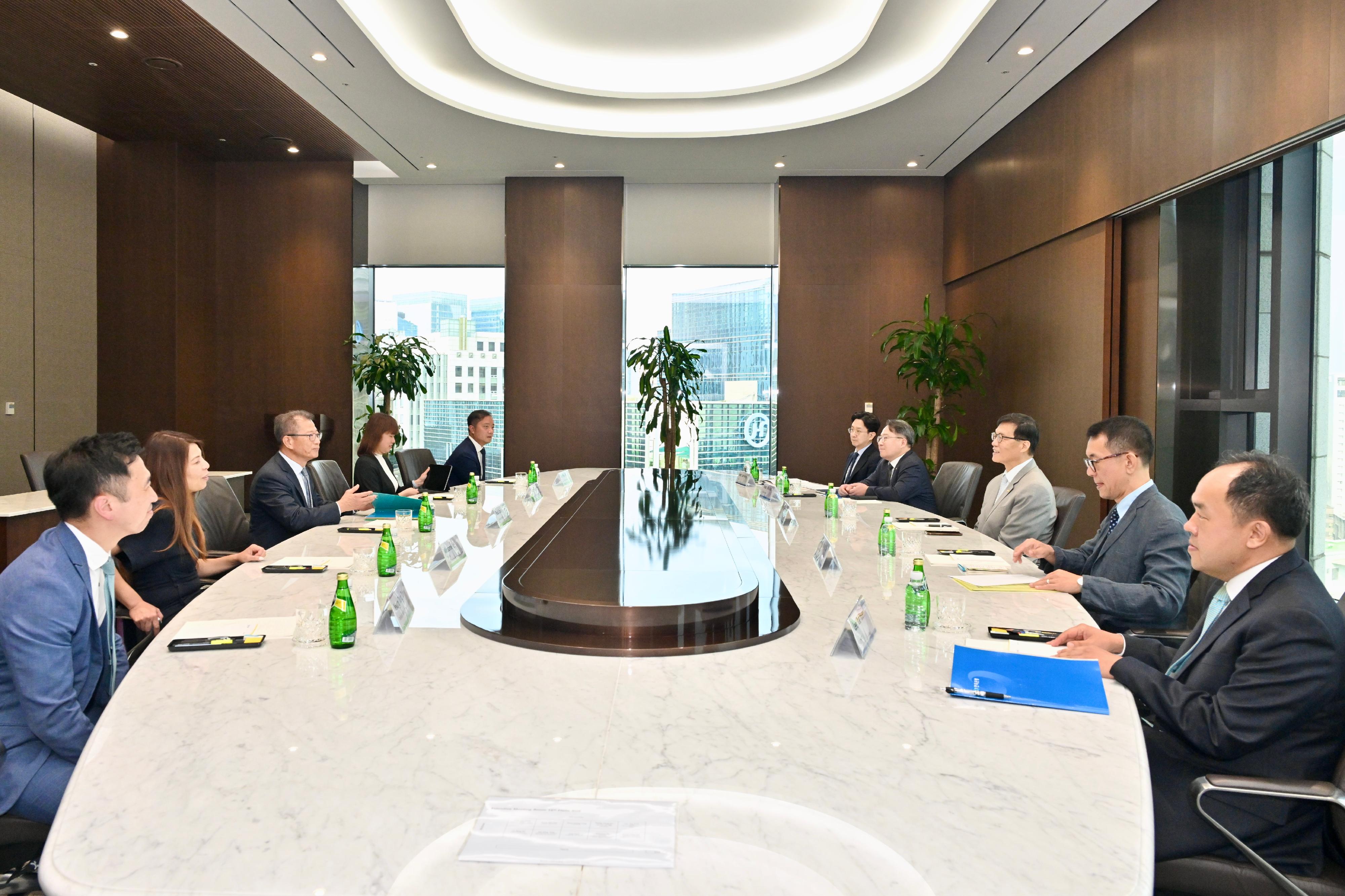 The Financial Secretary, Mr Paul Chan, arrived in Seoul, Korea today (July 8) and began his visit. Photo shows Mr Chan (third left) meeting with the Governor of the Bank of Korea, Mr Rhee Chang-yong (third right).