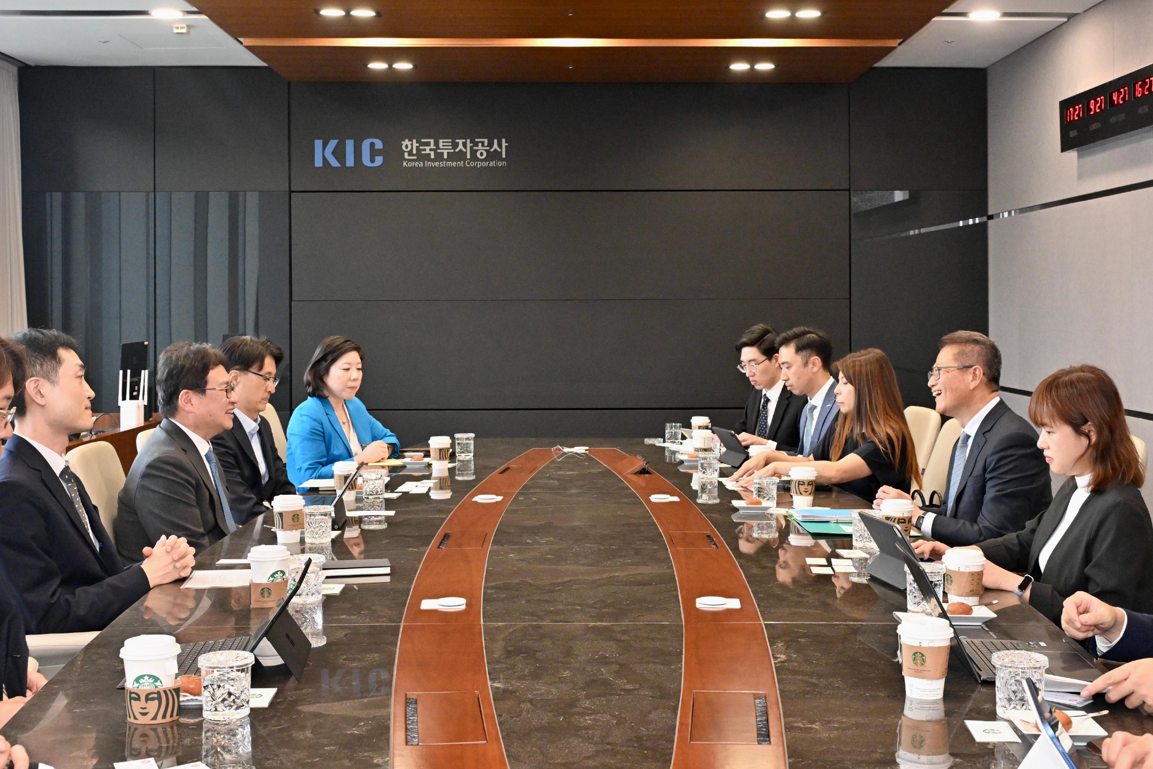 The Financial Secretary, Mr Paul Chan, arrived in Seoul, Korea today (July 8) and began his visit. Photo shows Mr Chan (second right) meeting with the President and Chief Executive Officer of the Korea Investment Corporation, Mr Park Il-young (second left).