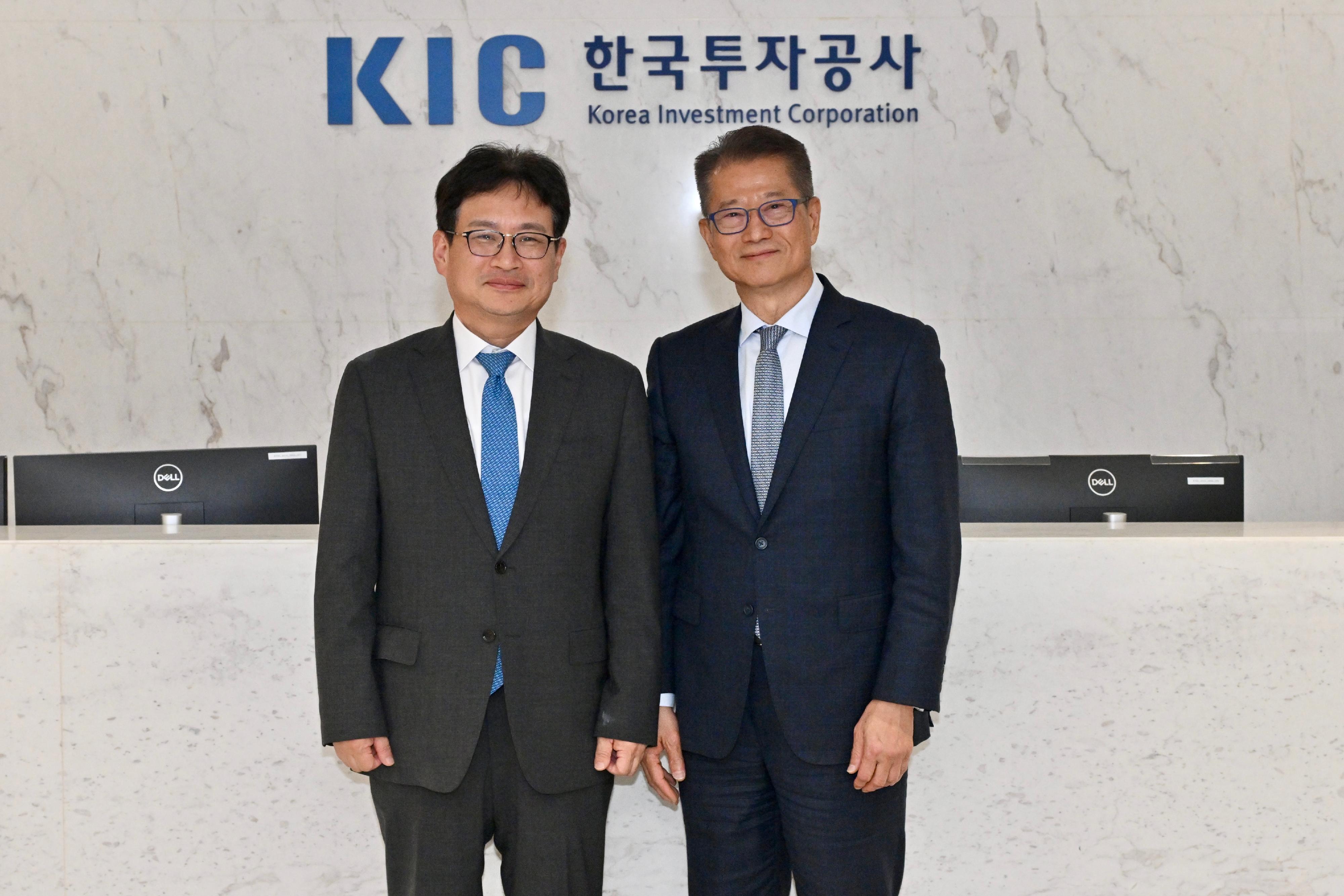 The Financial Secretary, Mr Paul Chan, arrived in Seoul, Korea today (July 8) and began his visit. Photo shows Mr Chan (right) meeting with the President and Chief Executive Officer of the Korea Investment Corporation, Mr Park Il-young (left).