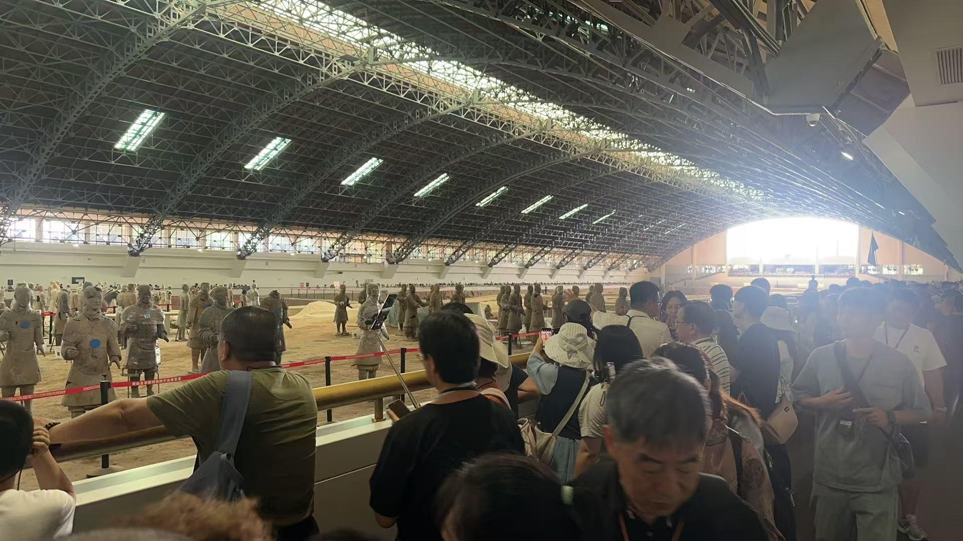康樂及文化事務署弘揚中華文化辦公室及教育局在六月二十七日至七月一日合辦陝西秦漢文明教師考察之旅，帶領二十三名中學中國歷史科教師到西安多家重點博物館及文博機構參觀交流。圖示教師參觀位於秦始皇帝陵博物院的兵馬俑陪葬坑。