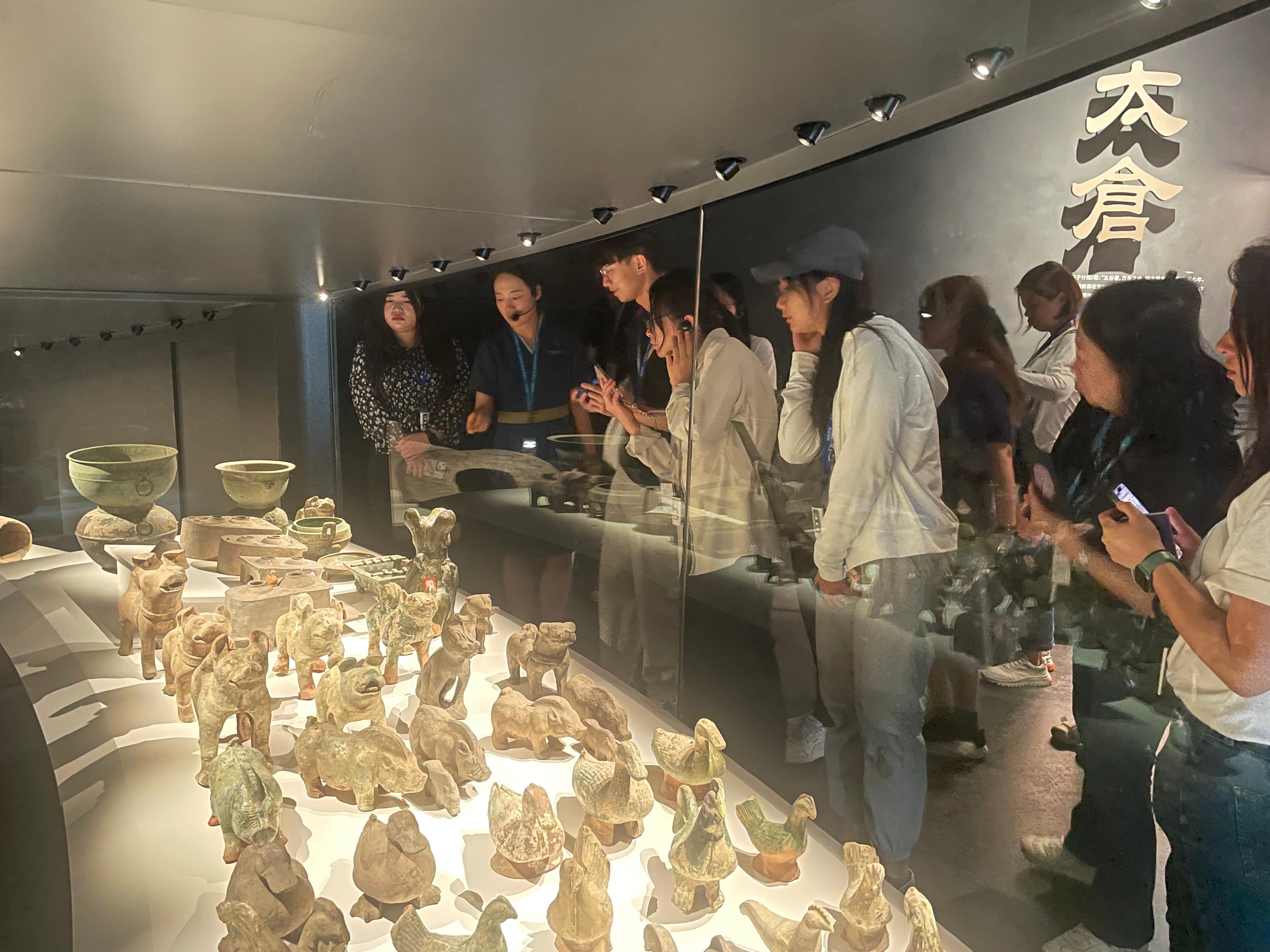 The teacher study tour to Shaanxi on the ancient civilisation of the Qin and Han dynasties, co-organised by the Chinese Culture Promotion Office of the Leisure and Cultural Services Department and the Education Bureau, led 23 secondary school Chinese history teachers to visit various major museums and cultural institutions in Xi'an from June 27 to July 1. Photo shows the study tour visiting the Qin Han Museum of the Shaanxi History Museum.
