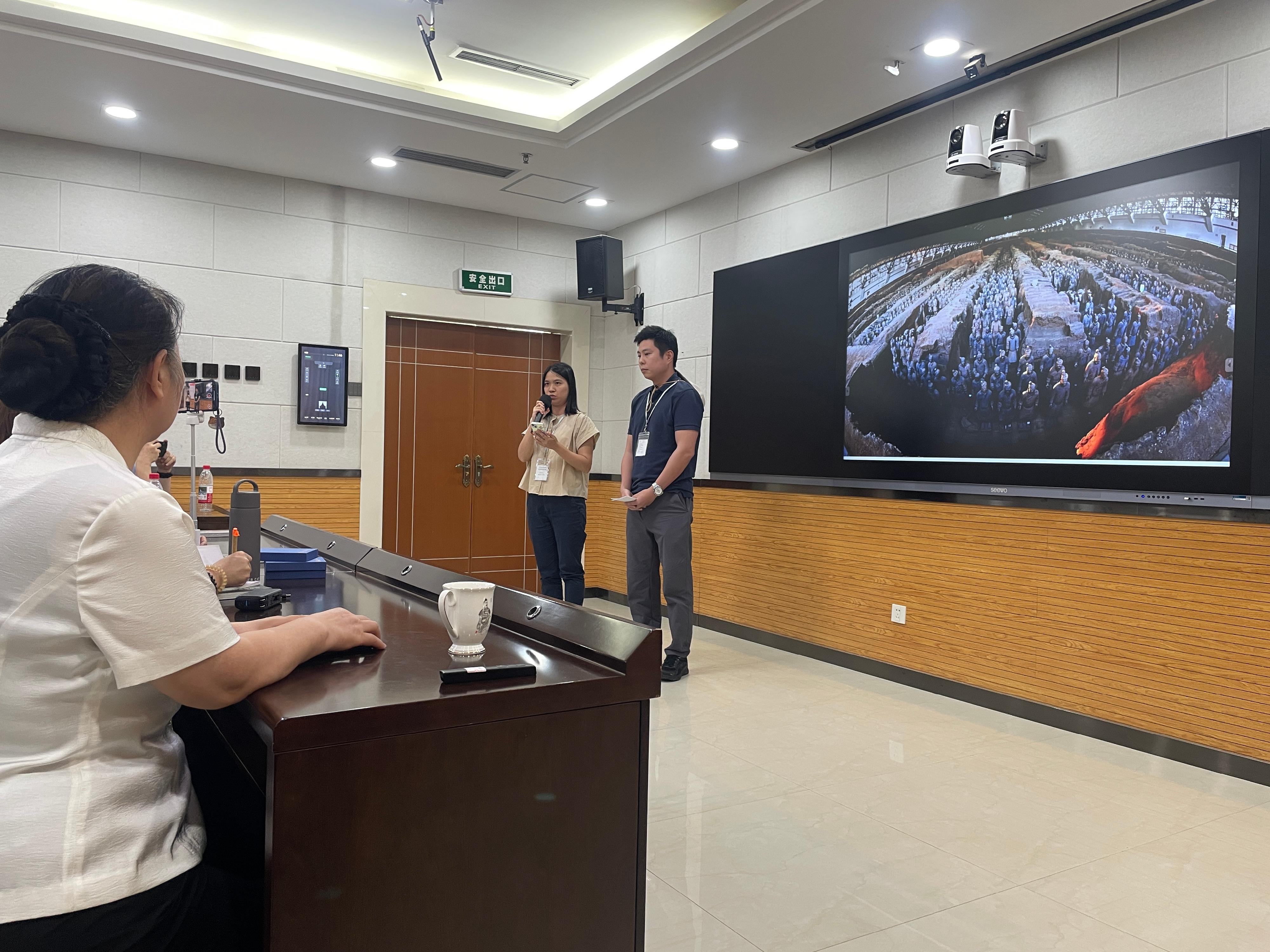 The teacher study tour to Shaanxi on the ancient civilisation of the Qin and Han dynasties, co-organised by the Chinese Culture Promotion Office of the Leisure and Cultural Services Department and the Education Bureau, led 23 secondary school Chinese history teachers to visit various major museums and cultural institutions in Xi'an from June 27 to July 1. Photo shows teachers sharing insights on heritage education and conducting group presentations.

