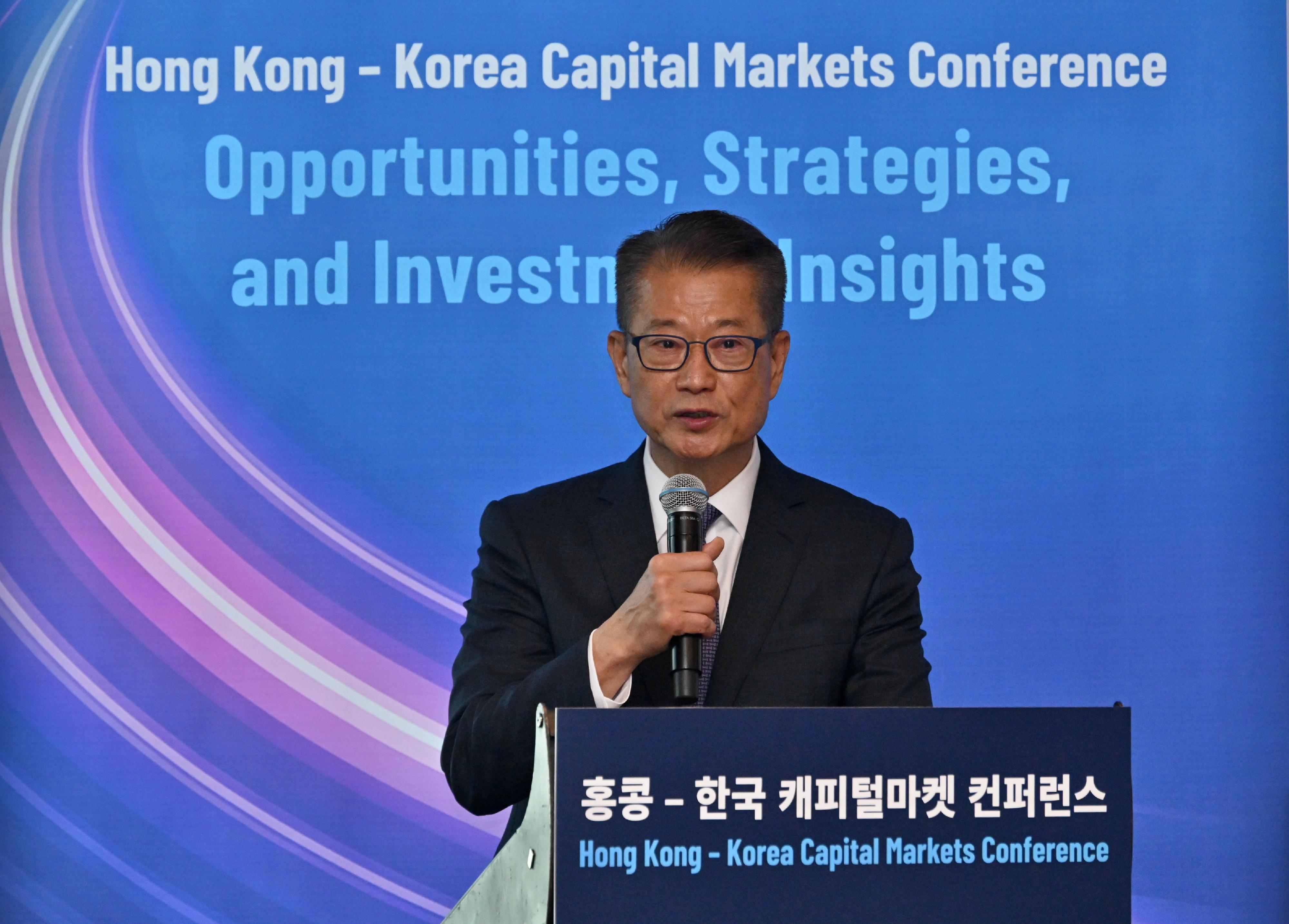 The Financial Secretary, Mr Paul Chan, attended the Hong Kong - Korea Capital Markets Conference today (July 9) in Seoul, Korea. Photo shows Mr Chan delivering a speech at the conference.
