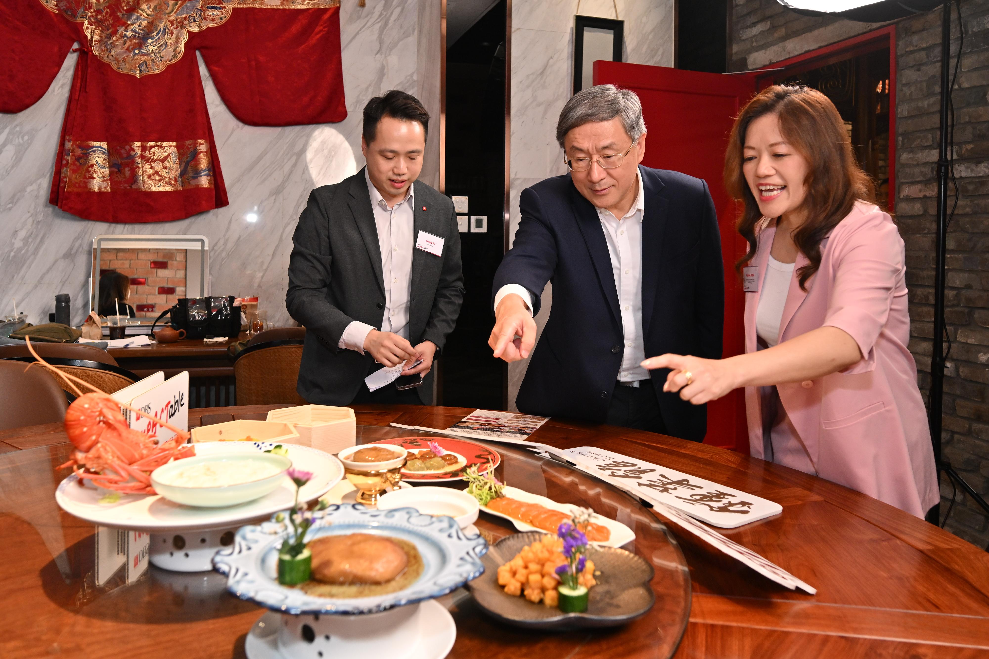 政務司副司長卓永興（中）今日（七月九日）出席「IMPACTable」同桌同餐　星展隨行軟餐品嚐午宴，並聽取星展銀行（香港）董事總經理兼集團推廣策略及傳訊部主管陳依依（右）介紹經典中式美饌軟餐。

