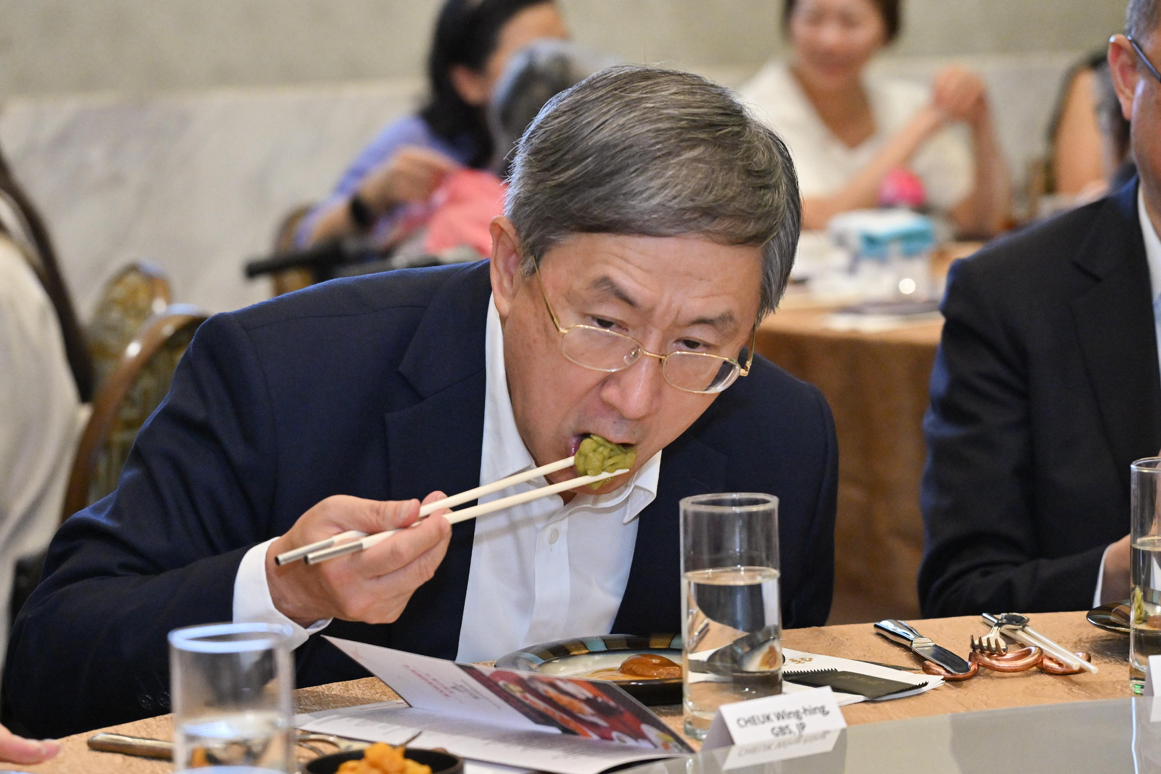 政務司副司長卓永興今日（七月九日）在「IMPACTable」同桌同餐　星展隨行軟餐品嚐午宴，並試食鍾菜館推出的經典中式美饌軟餐。
