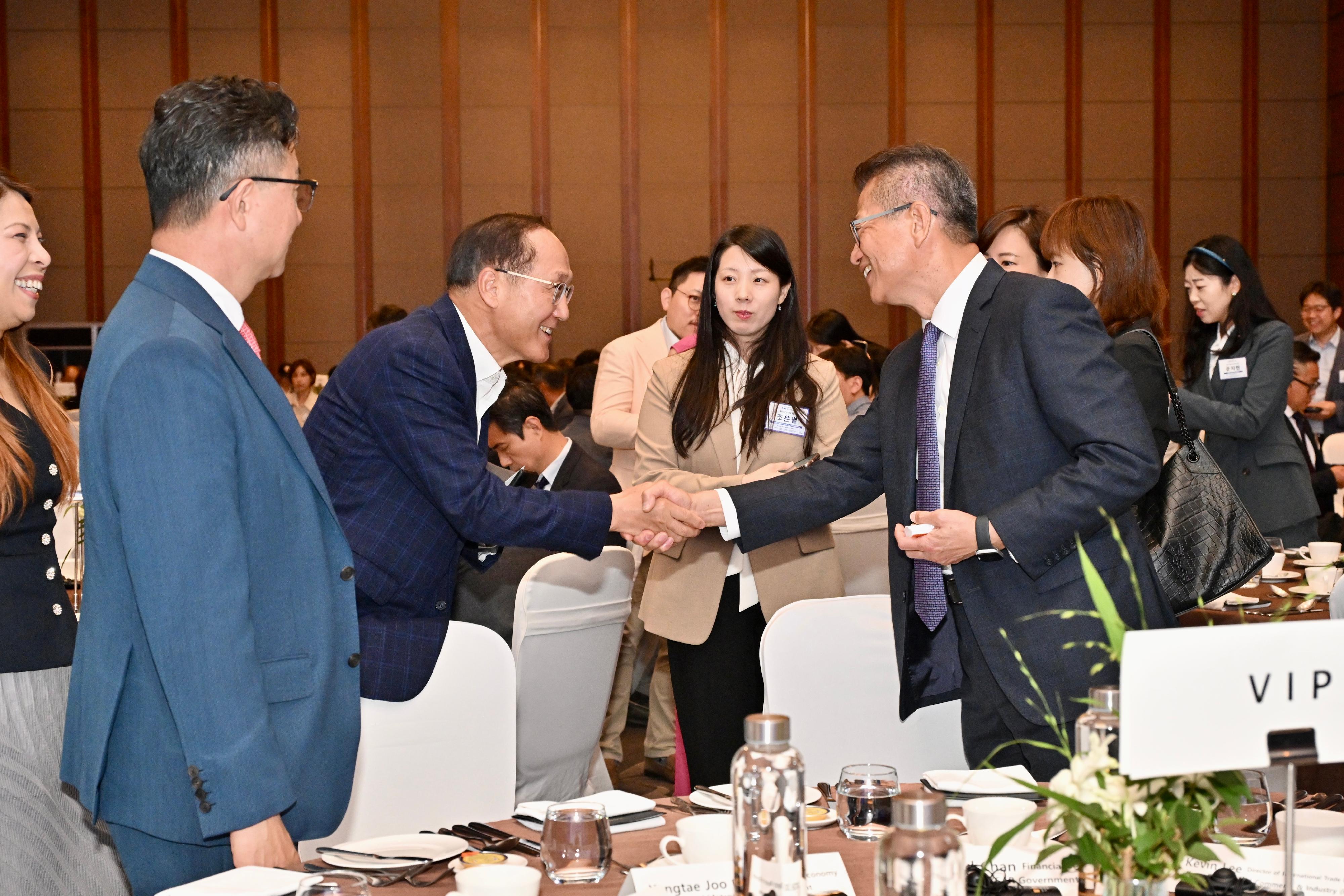 The Financial Secretary, Mr Paul Chan, attended the Korea-Hong Kong Business Luncheon today (July 9) in Seoul, Korea. Photo shows Mr Chan (fourth left) interacting with guests at the luncheon. 

