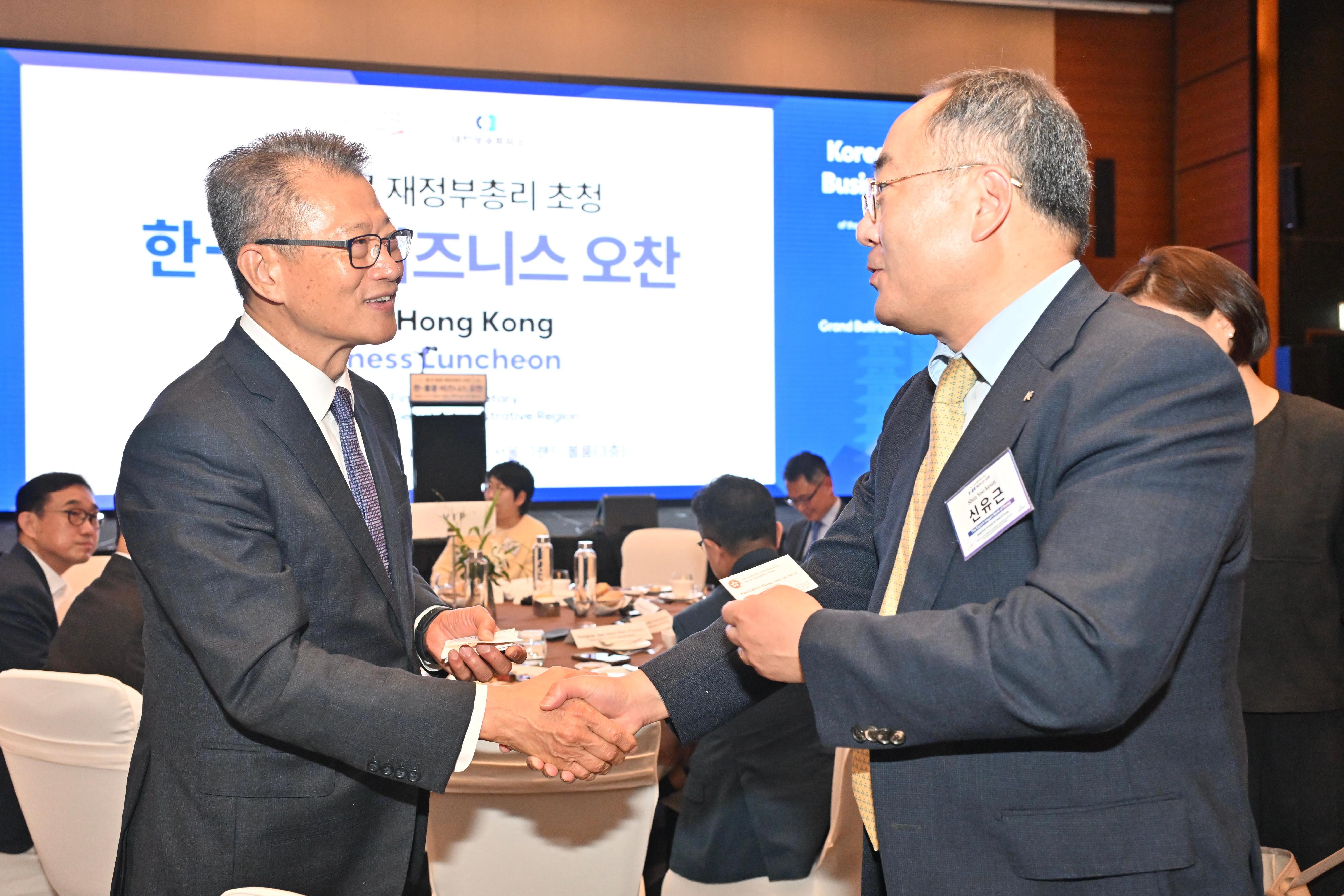 The Financial Secretary, Mr Paul Chan, attended the Korea-Hong Kong Business Luncheon today (July 9) in Seoul, Korea. Photo shows Mr Chan (left) interacting with guests at the luncheon. 