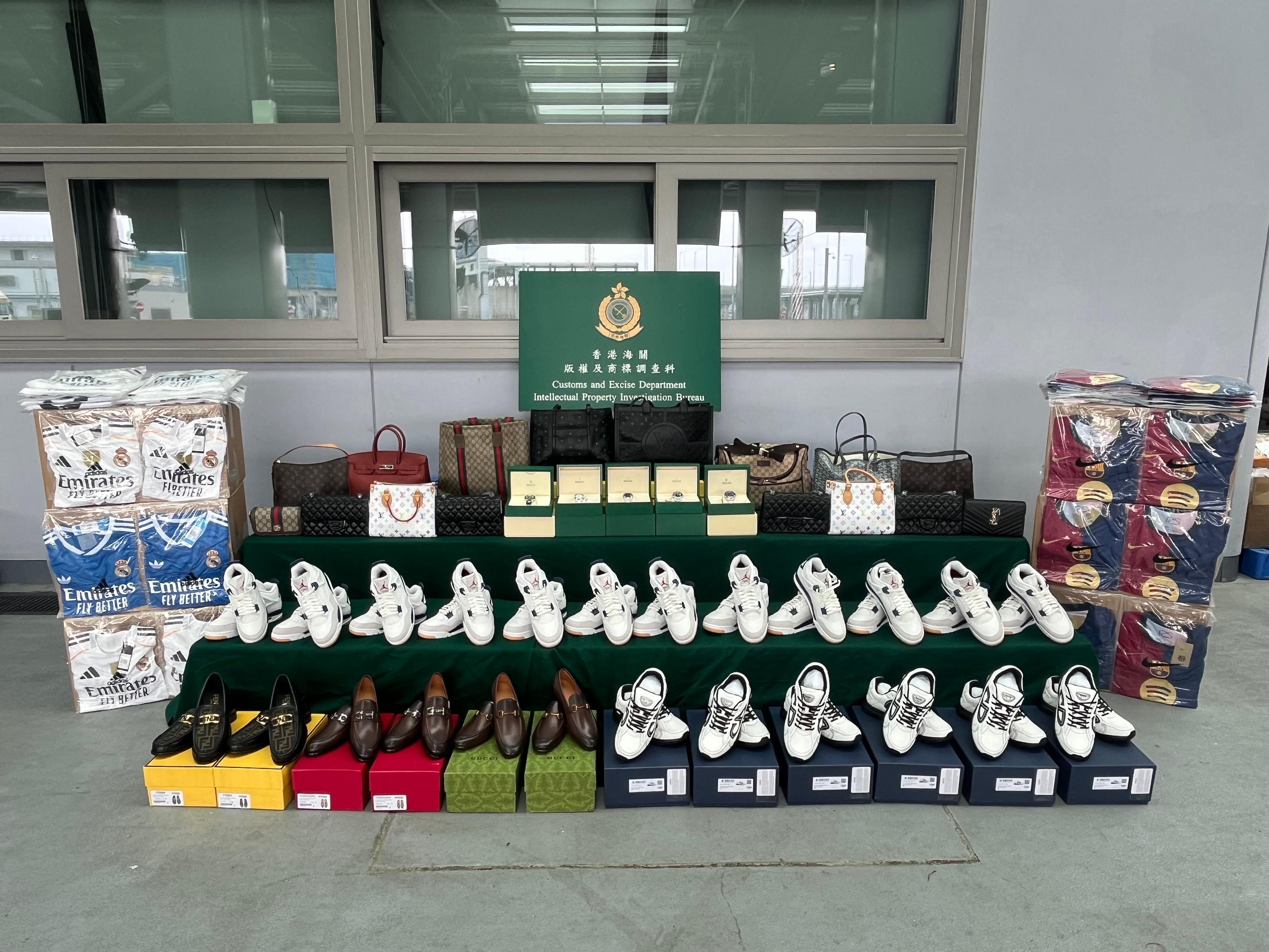 香港海關六月十四日在港珠澳大橋香港口岸檢獲約六千七百件懷疑冒牌貨物，估計市值約一百七十萬元。圖示部分檢獲的懷疑冒牌貨物。
