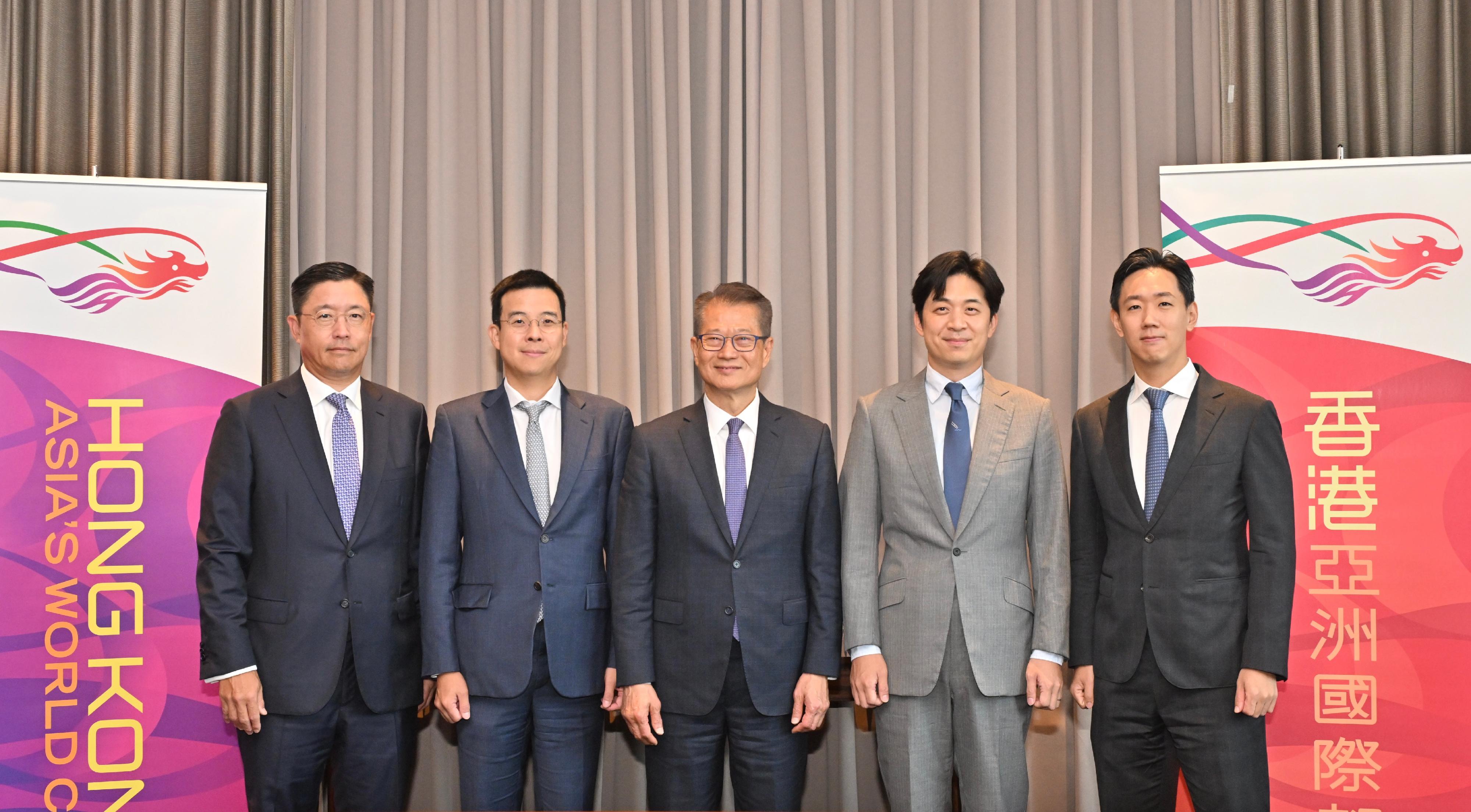 The Financial Secretary, Mr Paul Chan, continues his visit to Seoul, South Korea today (July 9). Photo shows Mr Chan (centre) meeting with representatives from various private equity funds.