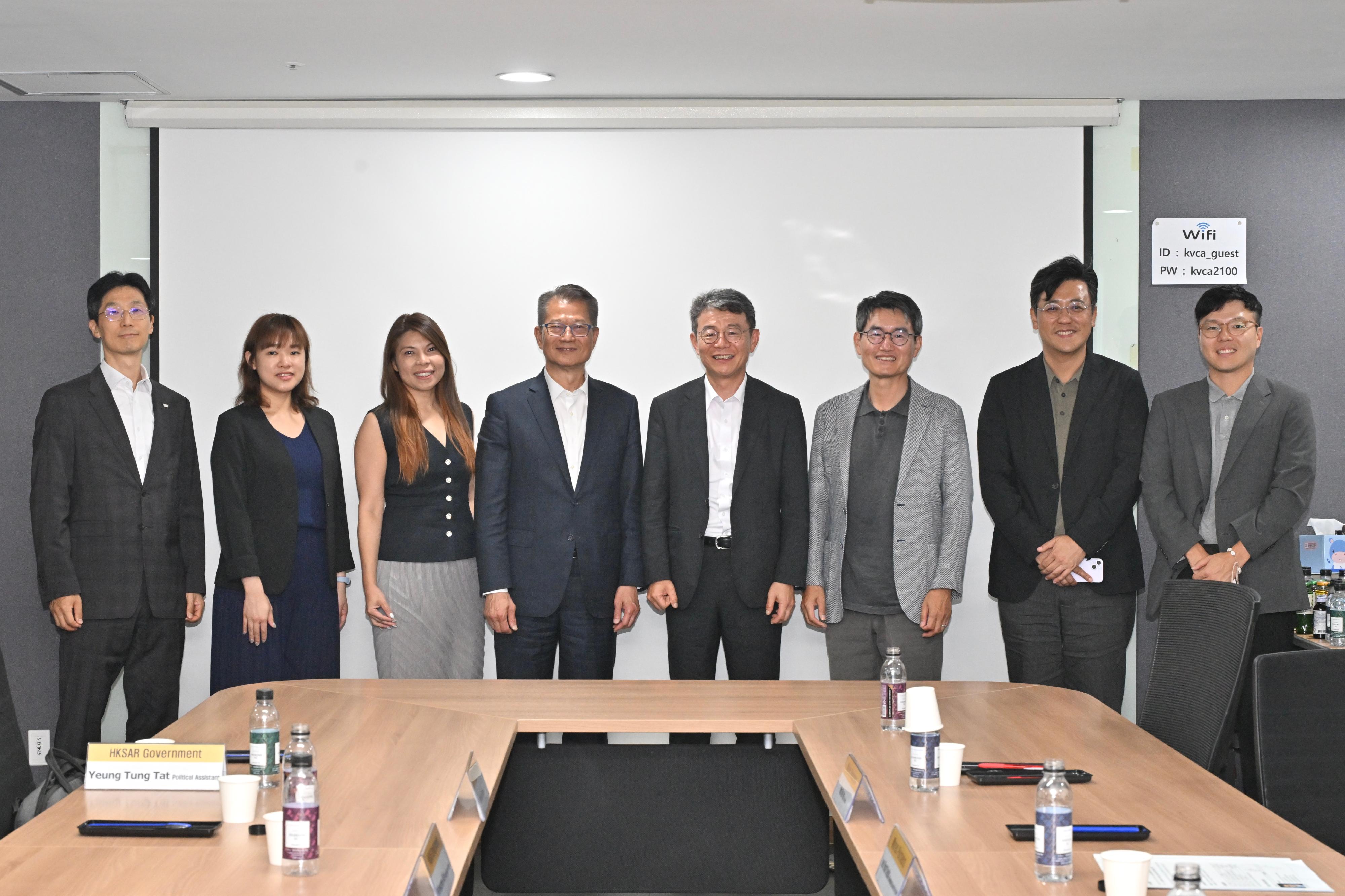 The Financial Secretary, Mr Paul Chan, continues his visit to Seoul, Korea today (July 9). Photo shows Mr Chan (fourth left) meeting with representatives from the Korea Venture Capital Association.