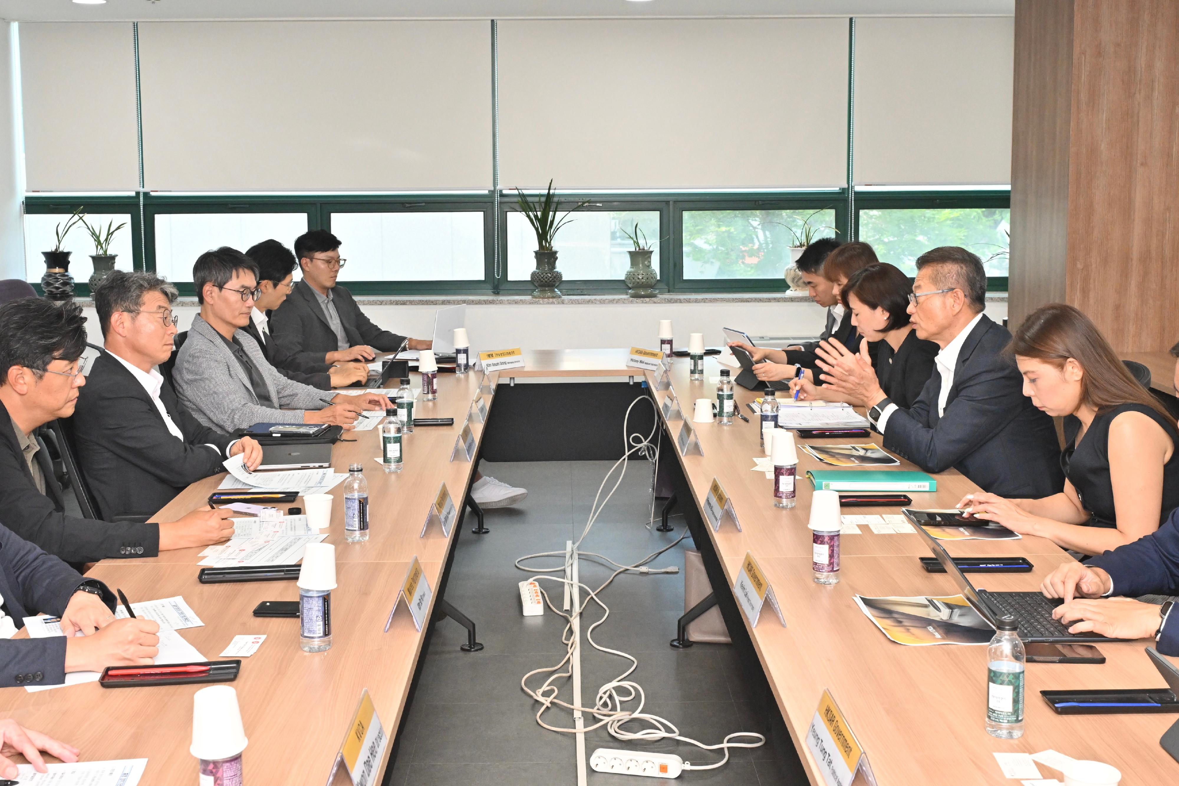 The Financial Secretary, Mr Paul Chan, continues his visit to Seoul, Korea today (July 9). Photo shows Mr Chan (second right) meeting with representatives from the Korea Venture Capital Association.