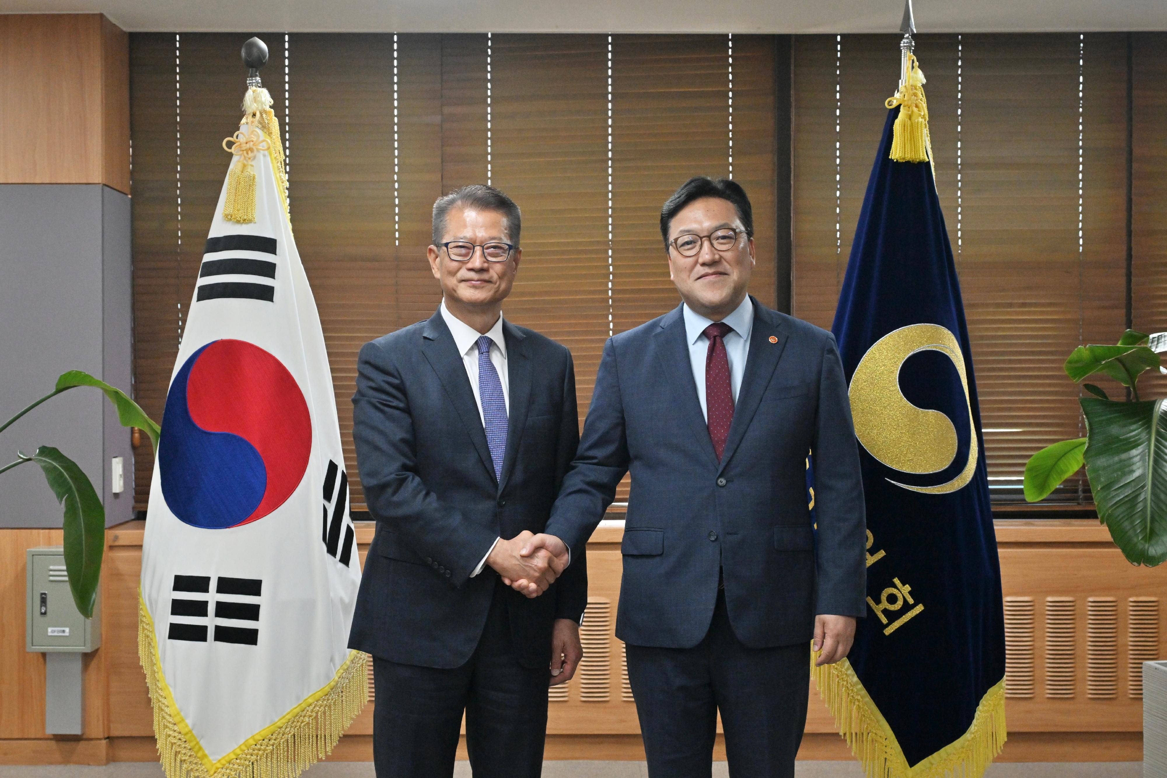The Financial Secretary, Mr Paul Chan, continues his visit to Seoul, Korea today (July 9). Photo shows Mr Chan (left) meeting with the Chairman of the Financial Services Commission of Korea, Mr Kim Byung-hwan (right).