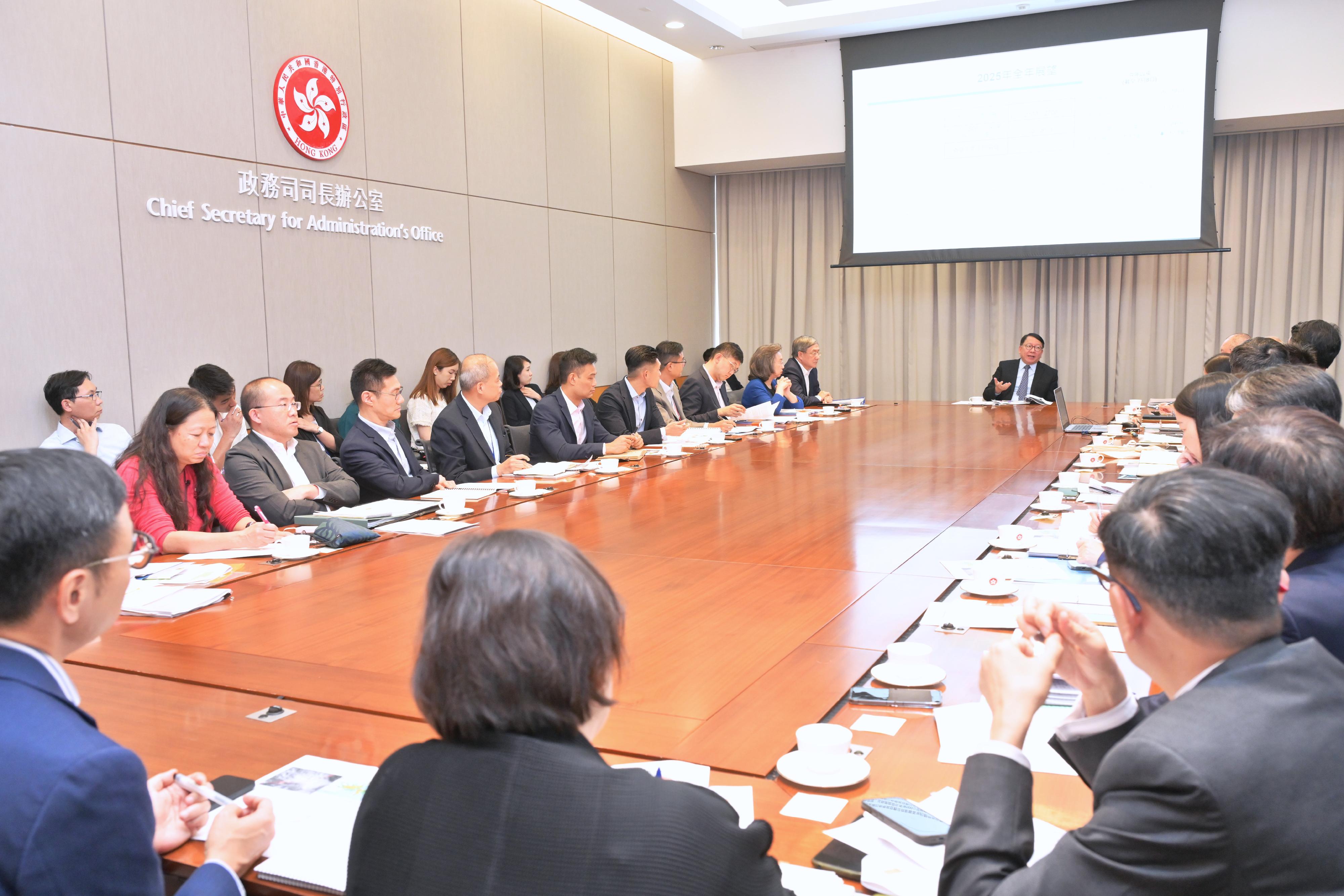 政務司司長陳國基（右一）今日（七月九日）主持應對極端天氣督導委員會會議，全面檢視並督導跨部門就颱風及暴雨襲港的整體準備和應變部署。