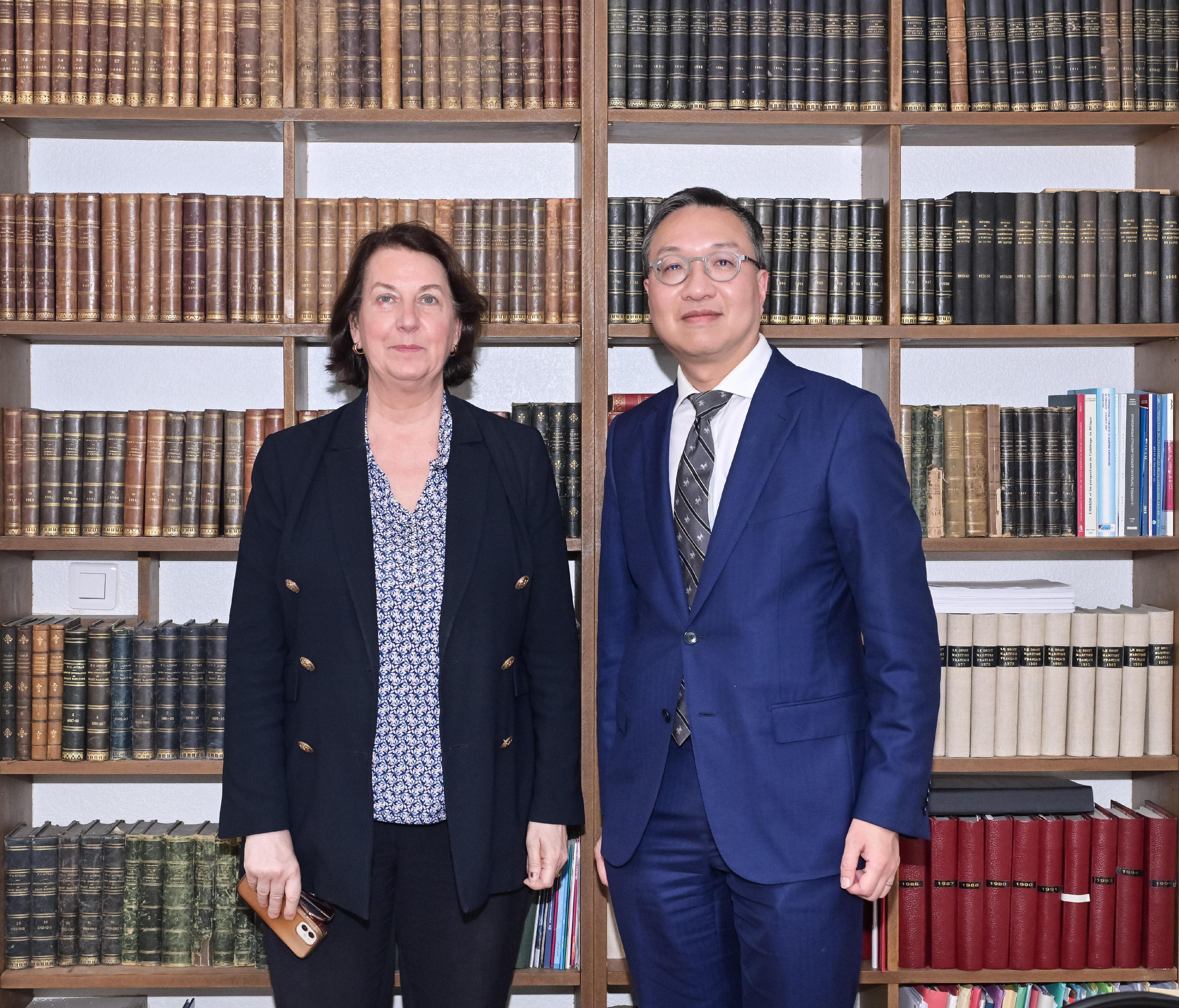 律政司司長林定國資深大律師七月八日（巴黎時間）到訪巴黎海事仲裁院。圖示林定國（右）與巴黎海事仲裁院秘書長Pascale Mesnil（左）在會面後合照。
