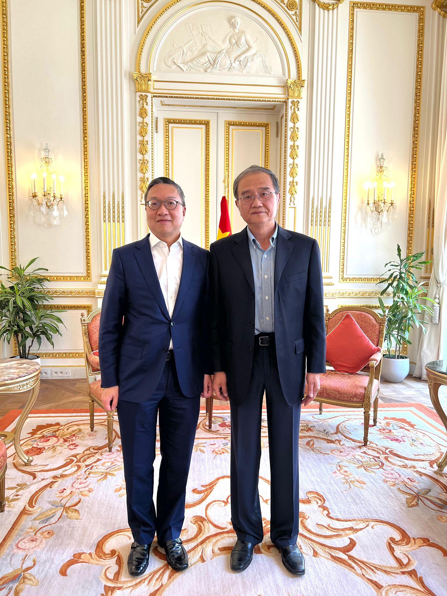 律政司司長林定國資深大律師七月九日（巴黎時間）出席中華人民共和國駐法蘭西共和國特命全權大使鄧勵所設的午宴。圖示林定國（左）與鄧勵（右）在午餐後合照。