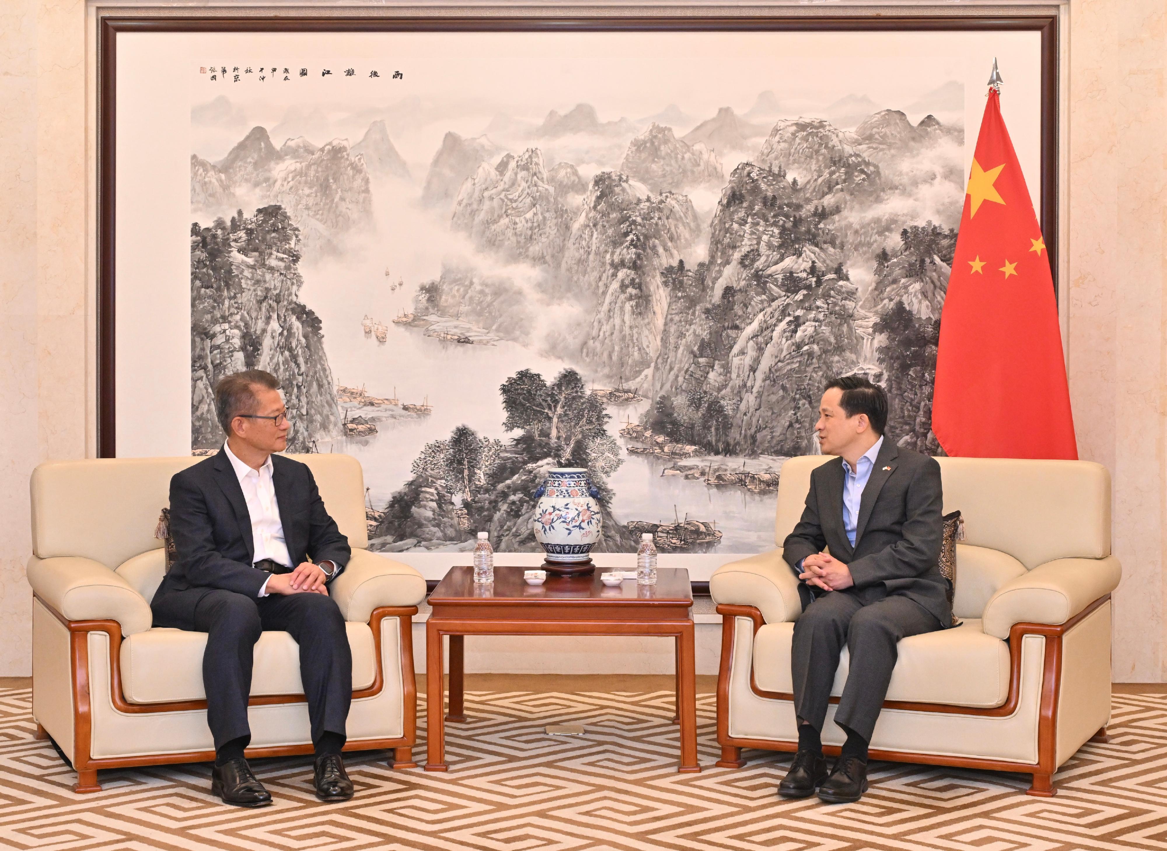 The Financial Secretary, Mr Paul Chan, continued his visit to Seoul, Korea, today (July 10). Photo shows Mr Chan (left) calling on the Chinese Ambassador to the Republic of Korea, Mr Dai Bing (right).
