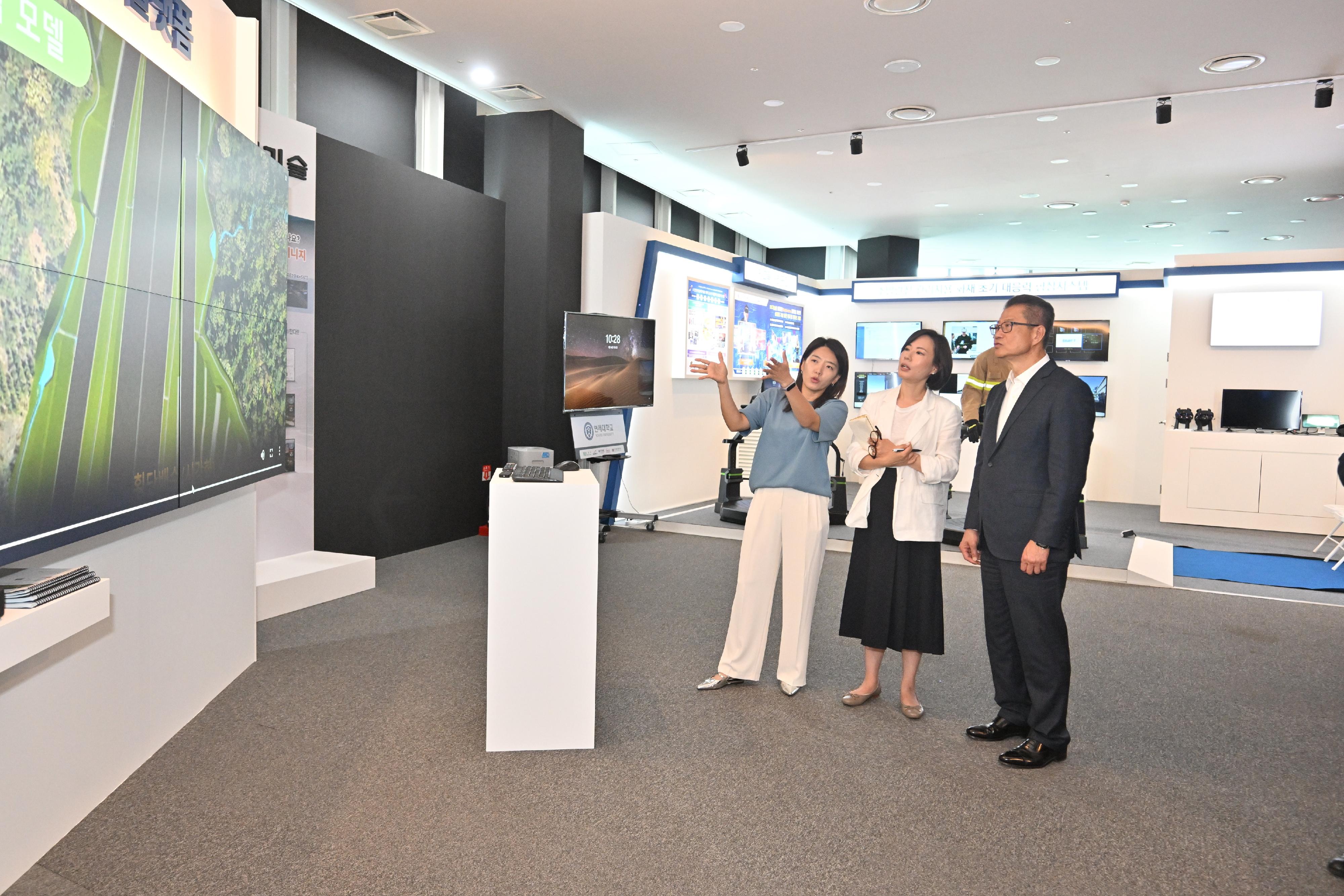 The Financial Secretary, Mr Paul Chan, continued his visit to Seoul, Korea, today (July 10). Photo shows Mr Chan (right) visiting the Digital Media City in Seoul, where he watched a demonstration on how extended reality technology is being used to support urban development.