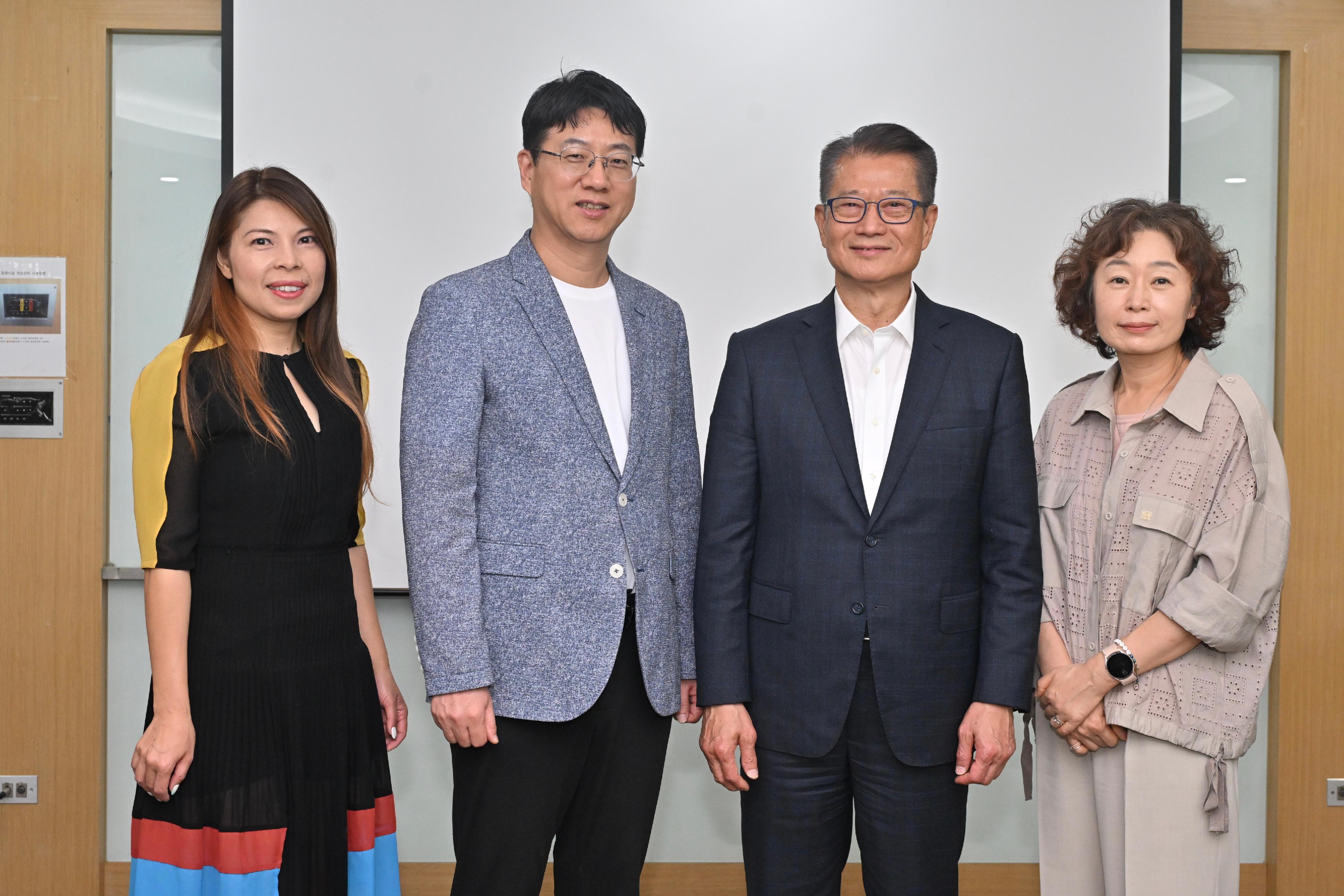 The Financial Secretary, Mr Paul Chan, continued his visit to Seoul, Korea, today (July 10). Photo shows Mr Chan (second right) visiting the Digital Media City in Seoul and meeting with its management to learn about its development and planning.
