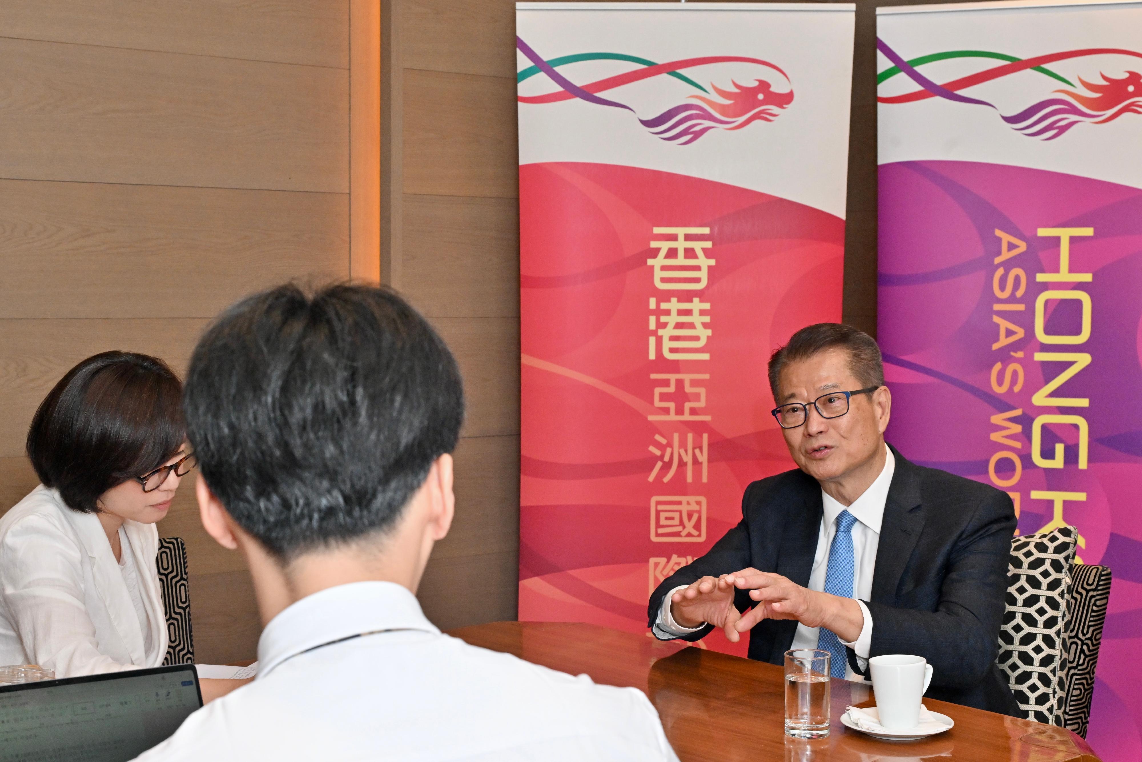 The Financial Secretary, Mr Paul Chan, continued his visit to Seoul, Korea, today (July 10). Photo shows Mr Chan (right) during a media interview with the local Maeil Business Newspaper.
