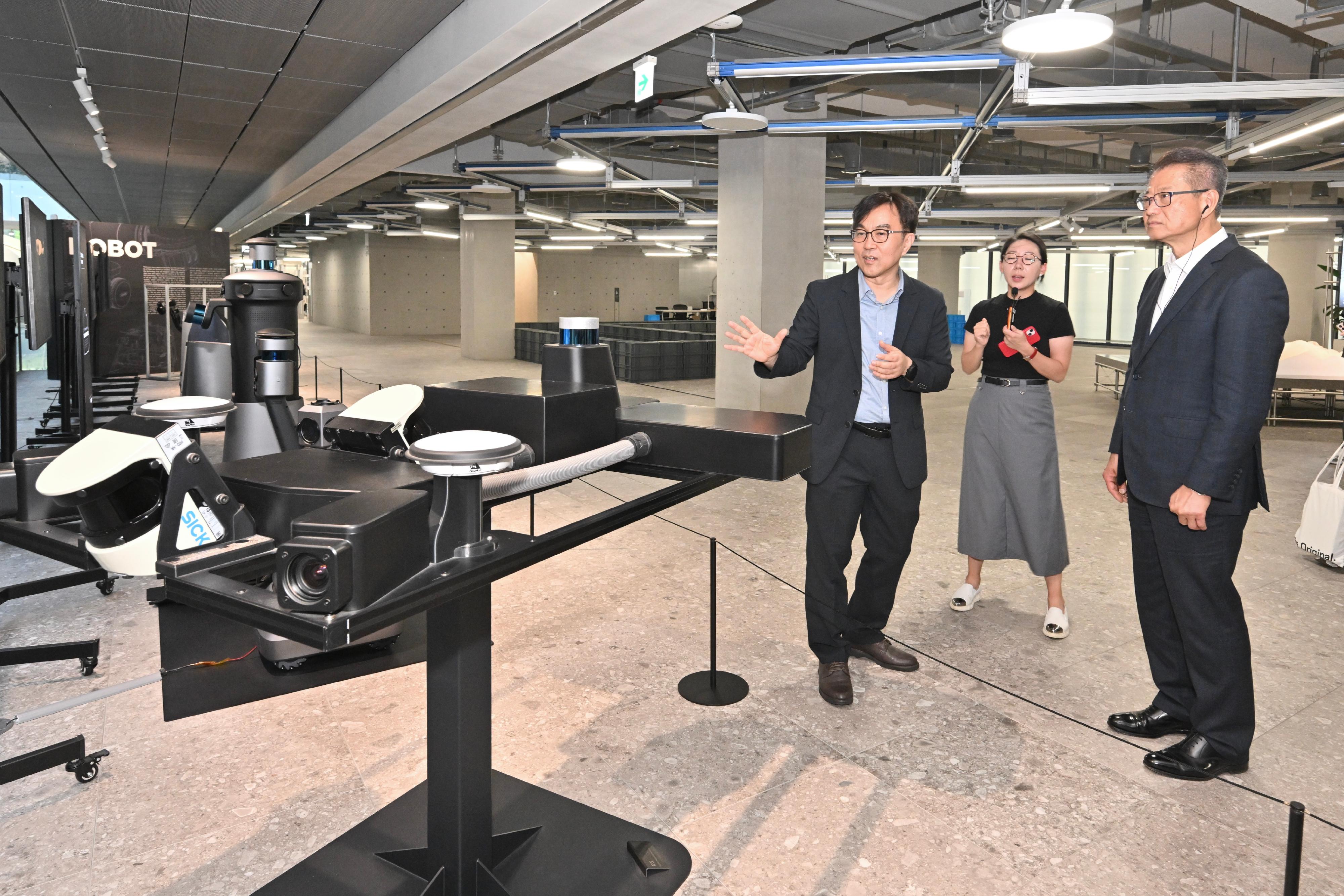 The Financial Secretary, Mr Paul Chan, continued his visit to Seoul, Korea, today (July 10). Photo shows Mr Chan (right) visiting the innovation and technology firm Naver and watching a demonstration of its AI and robotics technology.
