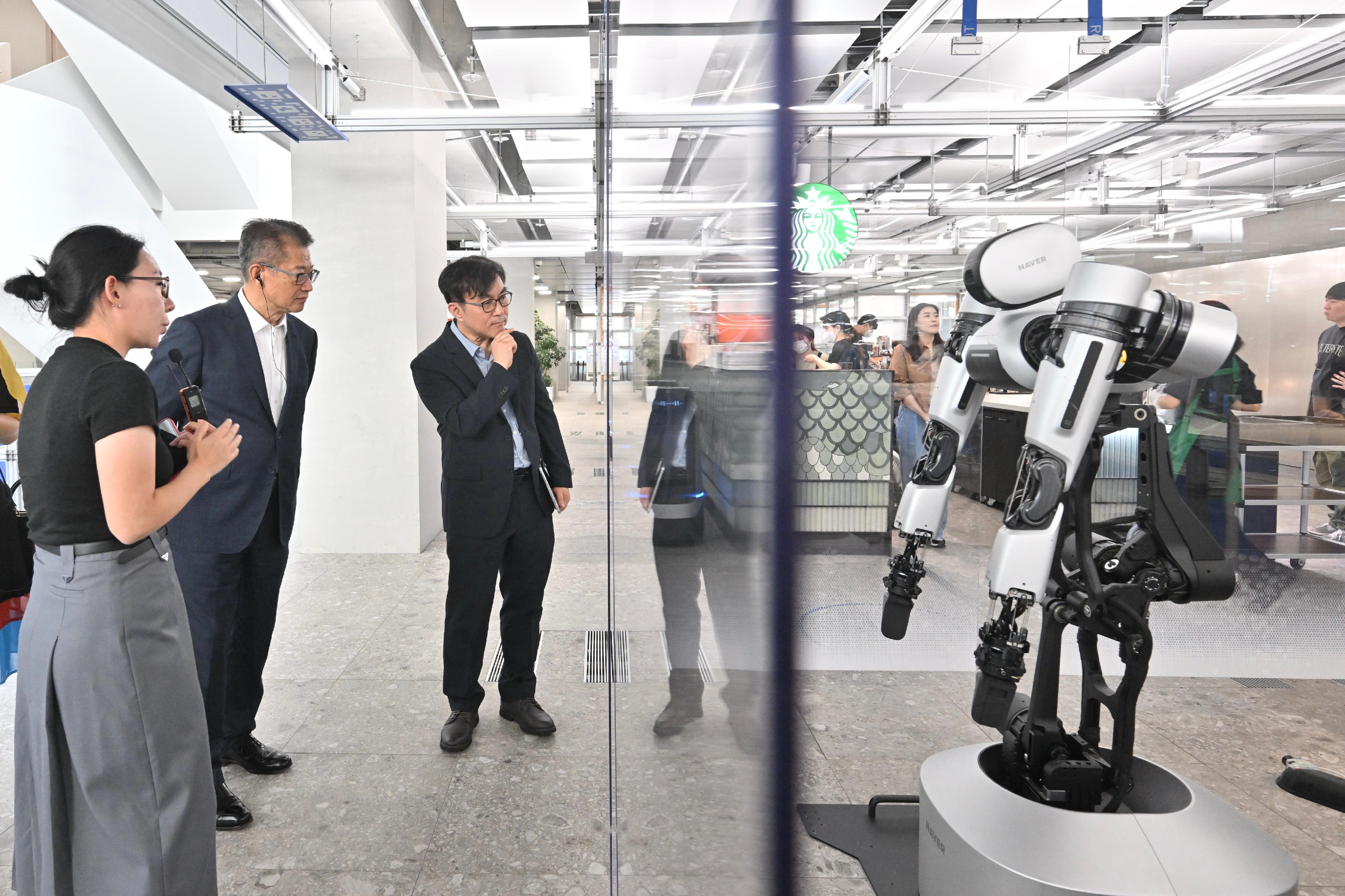 The Financial Secretary, Mr Paul Chan, continued his visit to Seoul, Korea, today (July 10). Photo shows Mr Chan (centre) visiting the innovation and technology firm Naver, and watching a demonstration of its AI and robotics technology.
