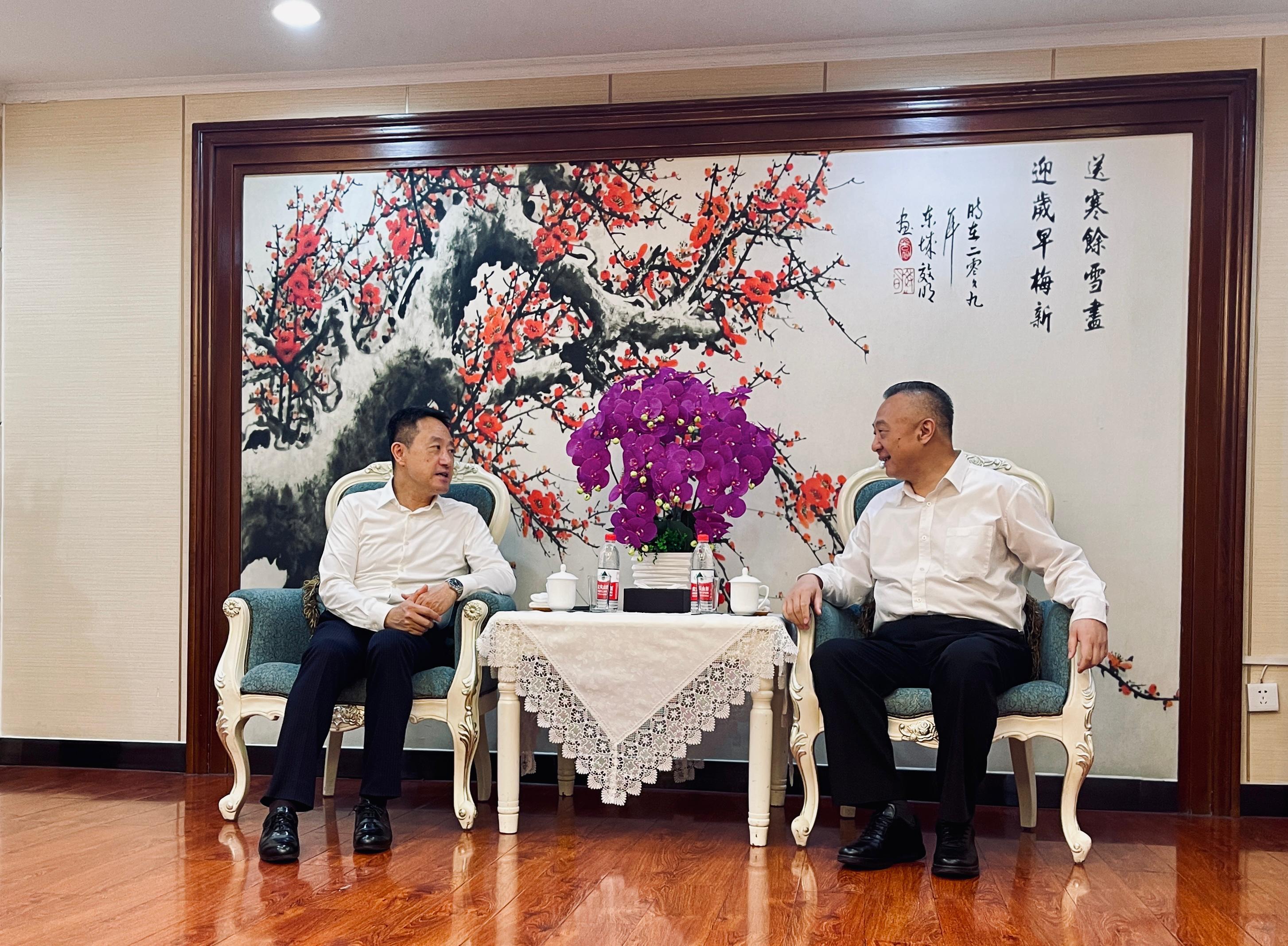 The Commissioner of Customs and Excise, Mr Chan Tsz-tat (left), visited the Urumqi Customs District and met with the Director General in the Urumqi Customs District, Mr Hao Weiming (right), on July 6 in Xinjiang.