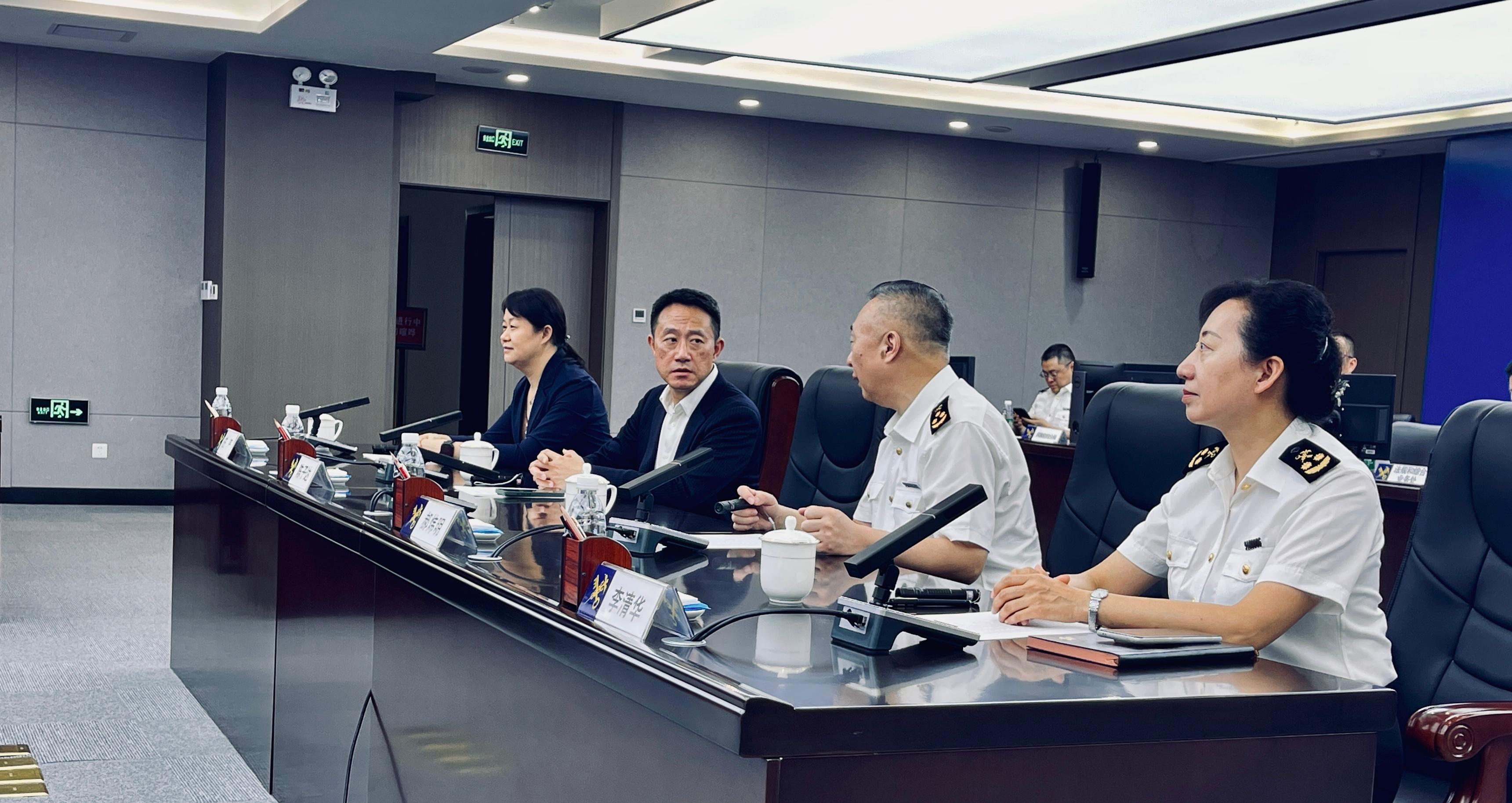 The Commissioner of Customs and Excise, Mr Chan Tsz-tat (second left), accompanied by the Director General in the Urumqi Customs District, Mr Hao Weiming (third left), and the Deputy Director General in the Urumqi Customs District, Ms Li Qinghua (first right), visited the Operation Monitoring and Inspection Control Centre of the Urumqi Customs District on July 7.