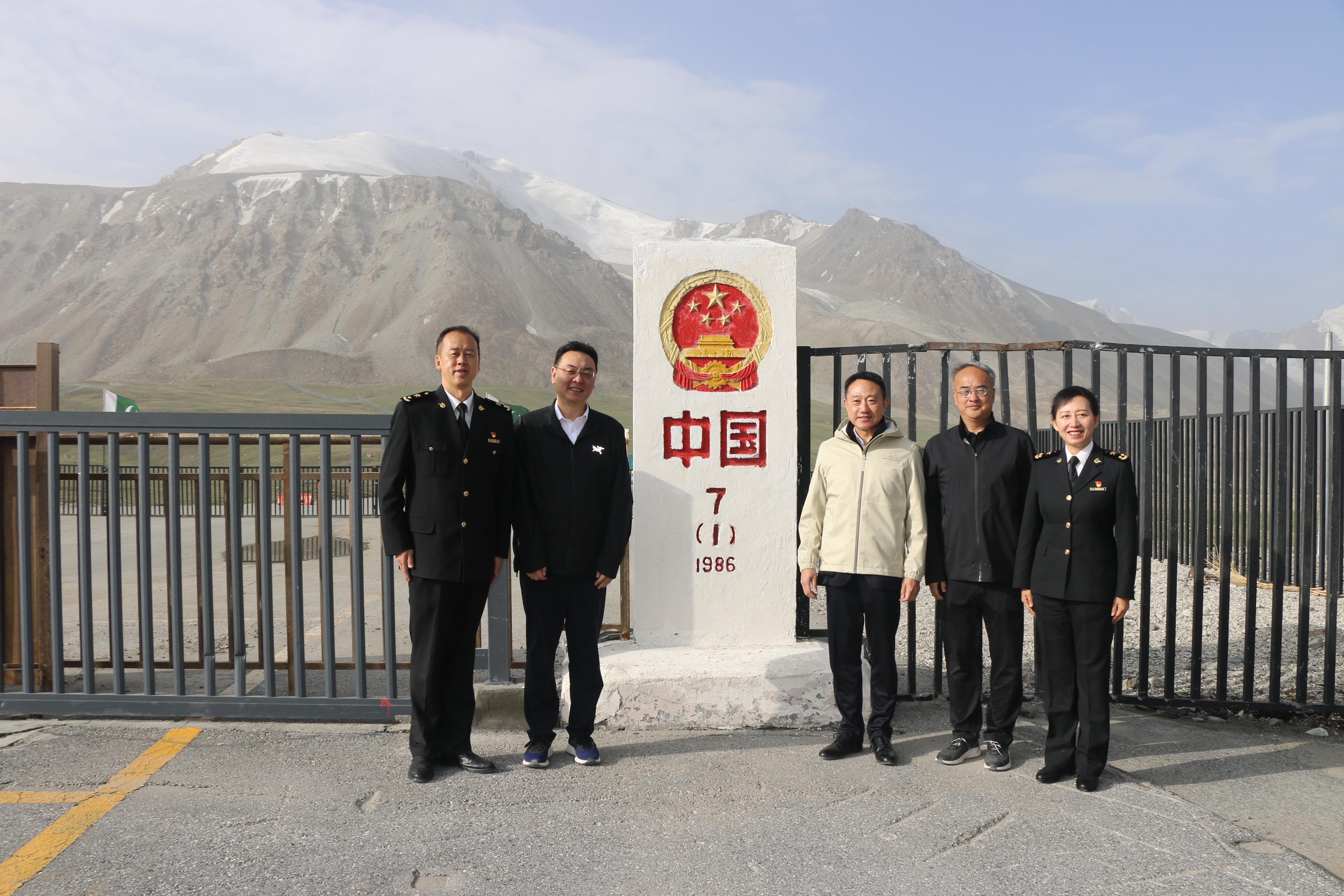 The Commissioner of Customs and Excise, Mr Chan Tsz-tat (centre); the Vice Chairman of the People's Government of the Xinjiang Uyghur Autonomous Region, Mr Zhu Lifan (second left); and the Deputy Director General in the Urumqi Customs District, Ms Li Qinghua (first right), toured the Khunjerab Ground Crossing Gateway on July 8.