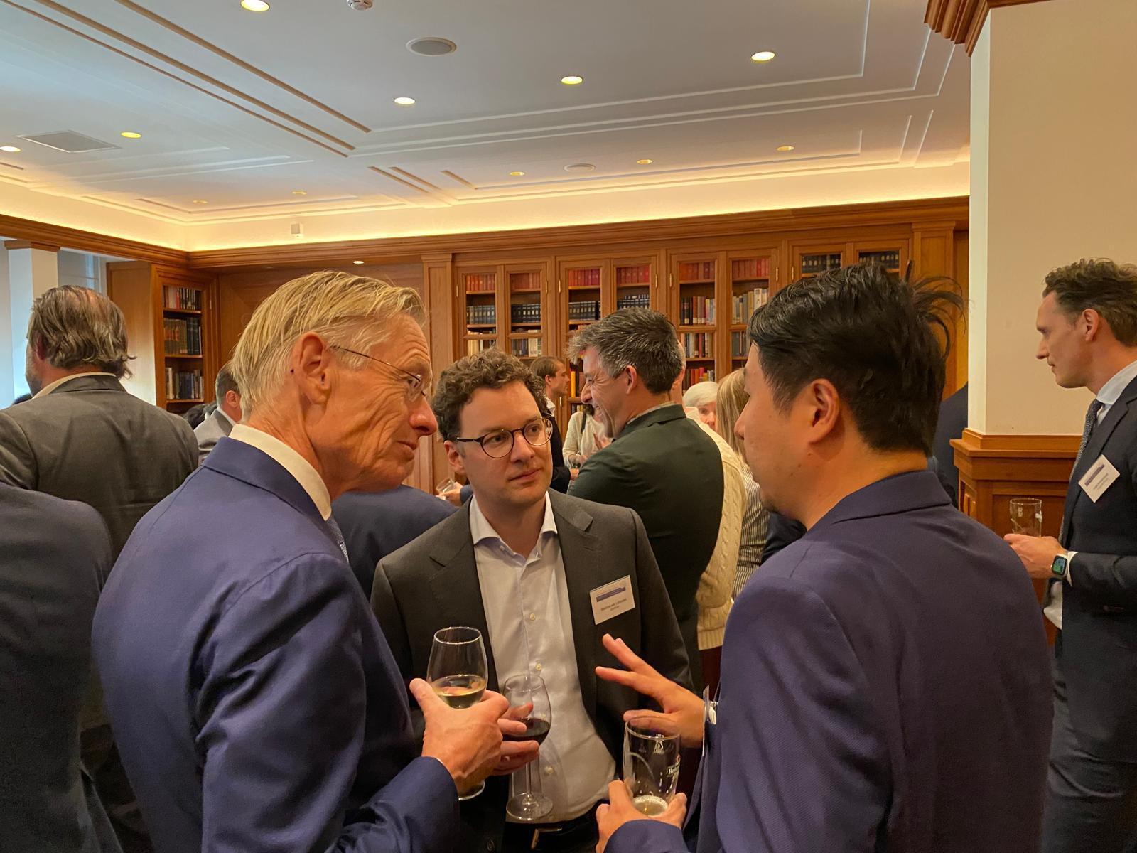 The Netherlands Hong Kong Business Association, with the support from the Hong Kong Economic and Trade Office in Brussels, organised the business event themed "Financial Services and FinTech, Business and Professional Services" on July 7 (Amsterdam time) in Amsterdam, the Netherlands. Photo shows Dutch entrepreneurs and European business leaders taking part in an interactive session.