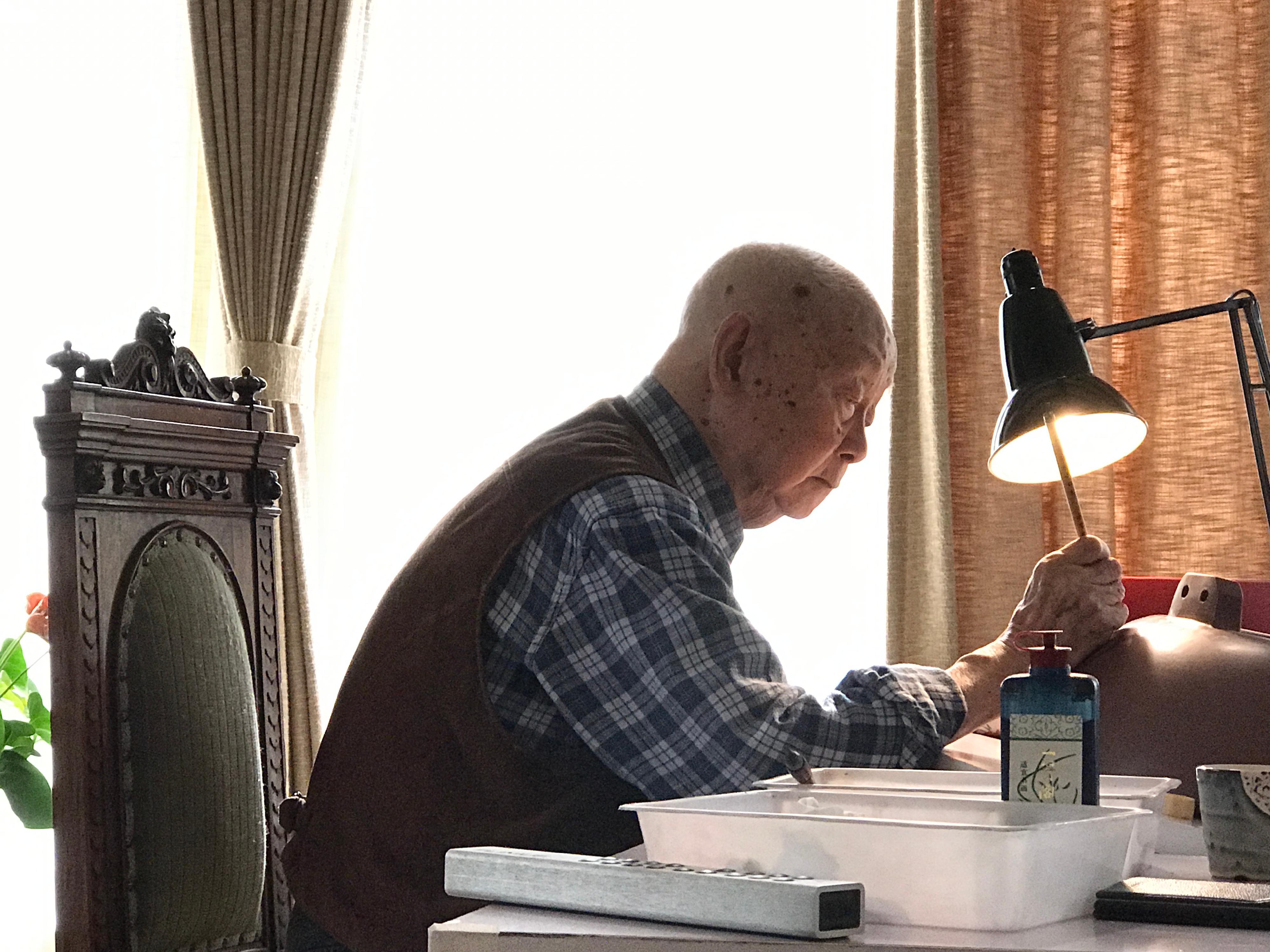 The Hong Kong Film Archive (HKFA) of the Leisure and Cultural Services Department is organising the screening programme "Intimate Moments with The Master: Crossing Years (2024)", featuring a documentary on the late renowned Chinese artist Huang Yongyu (1924-2023). In response to the overwhelming feedback on the screening programme, an additional screening is scheduled at the Cinema of HKFA at 2pm on August 17 (Sunday). Photo shows a film still from "Crossing Years". (Copyrighted materials courtesy of Far-Sun Film Co Ltd)