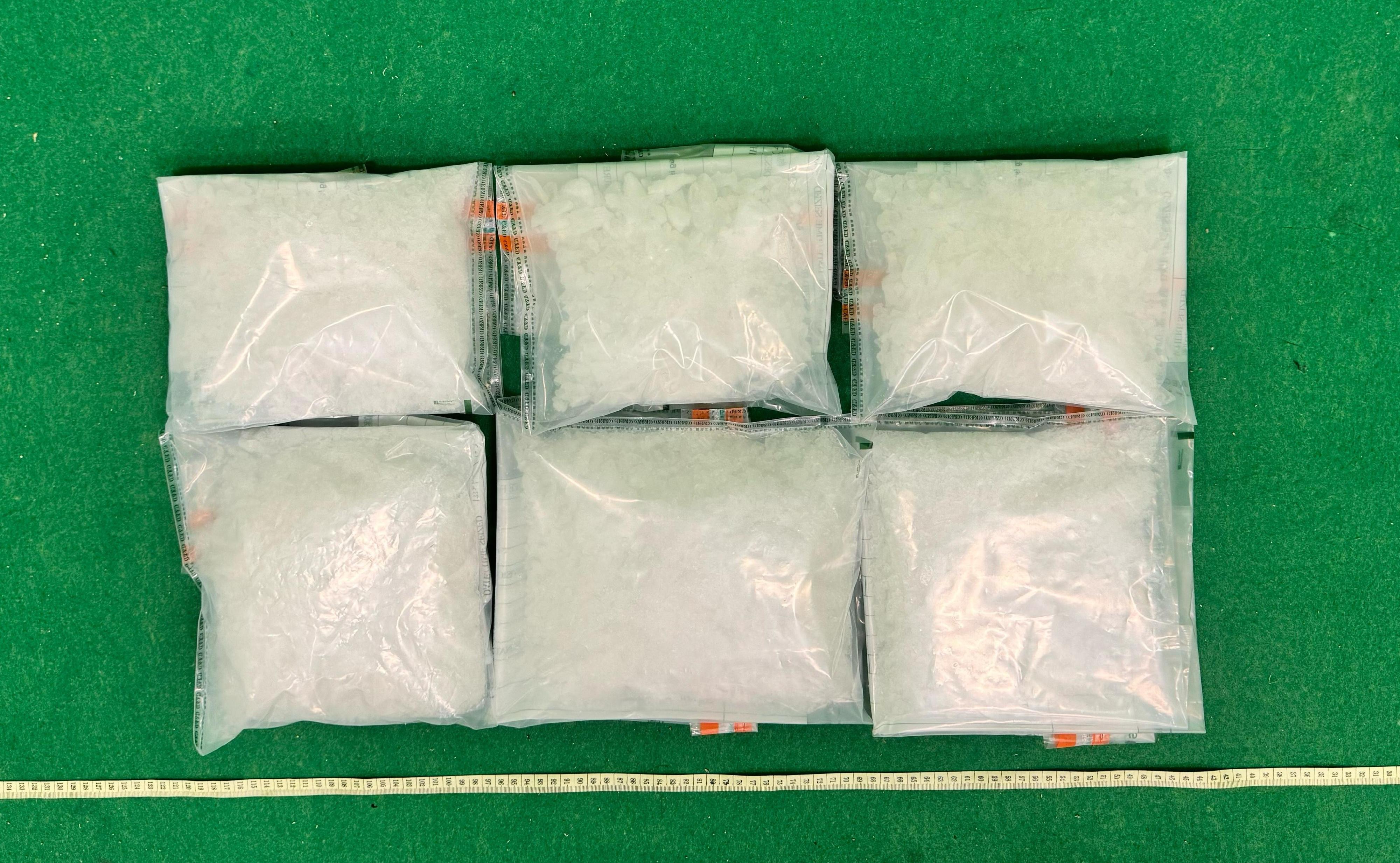 香港海關昨日（七月十日）在香港國際機場偵破一宗行李藏毒的販毒案件，檢獲約四點一公斤懷疑冰毒，估計市值約二百三十萬元。圖示檢獲的懷疑冰毒。
