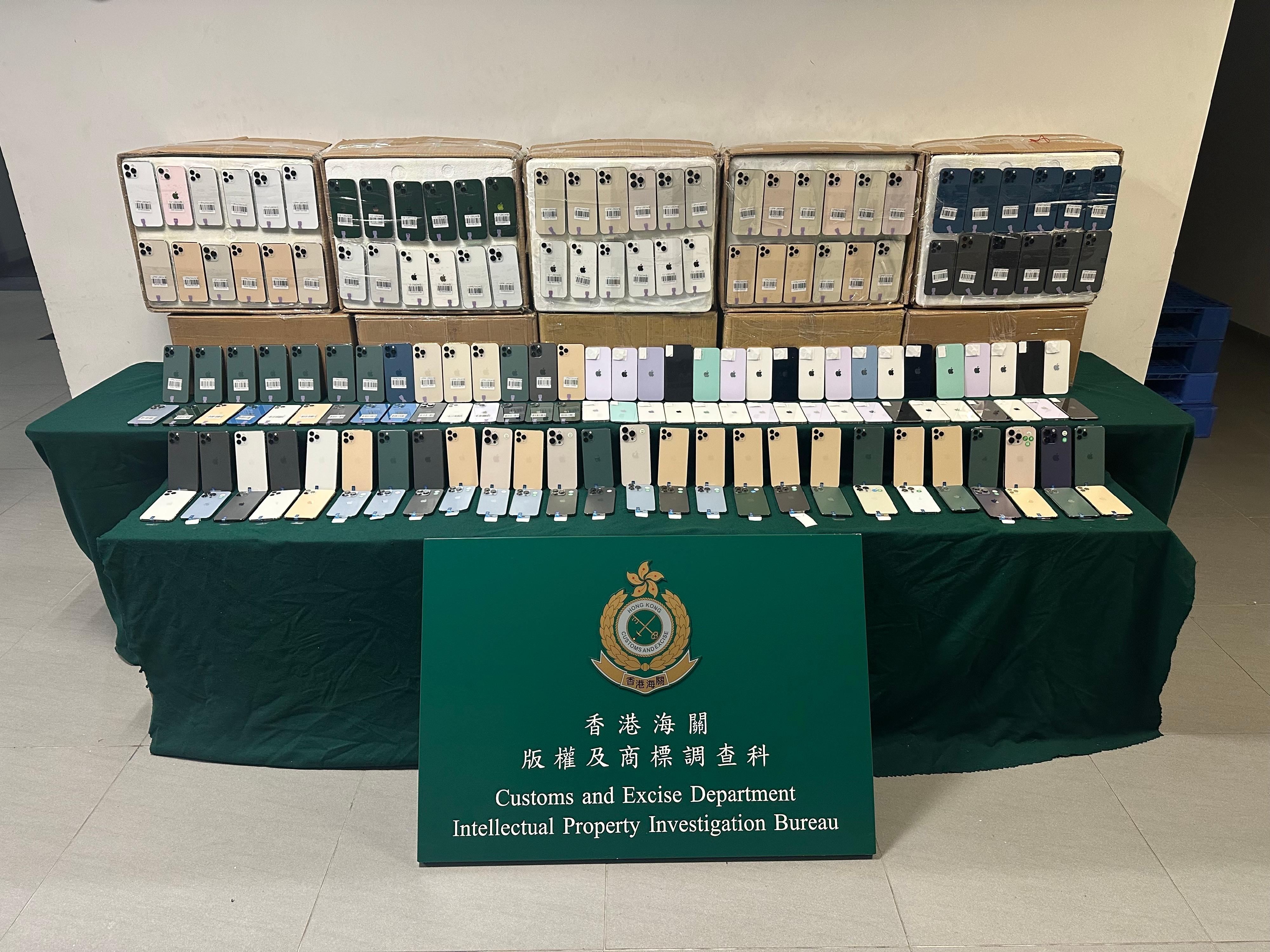 香港海關六月十三日在港珠澳大橋香港口岸檢獲約八百件懷疑冒牌電話，估計市值約一百二十萬元。圖示檢獲的懷疑冒牌電話。