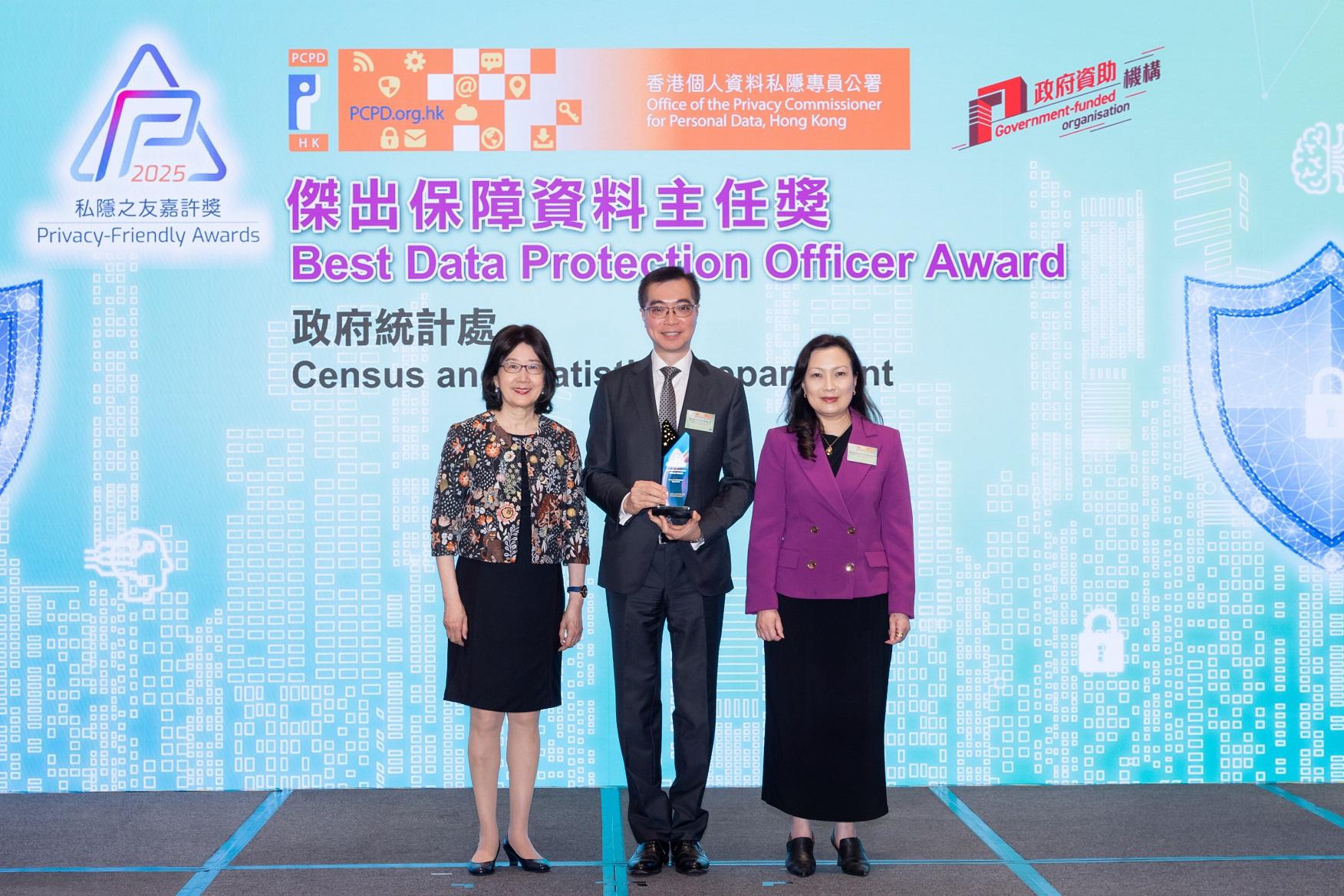 政府統計處榮獲香港個人資料私隱專員公署頒發「2025年私隱之友嘉許獎」新增的特別奬項——傑出保障資料主任獎。圖示政府統計處處長余振強（中）昨日（七月十日）出席頒獎典禮領獎。