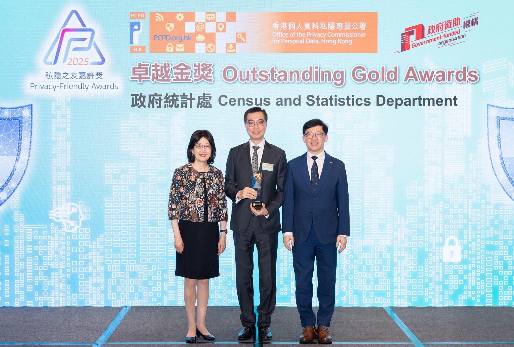 The Census and Statistics Department has won the Outstanding Gold Award in the Privacy-Friendly Awards 2025 organised by the Office of the Privacy Commissioner for Personal Data, Hong Kong. Photo shows the Commissioner for Census and Statistics, Mr Leo Yu (centre), receiving the award at the award ceremony yesterday (July 10).
