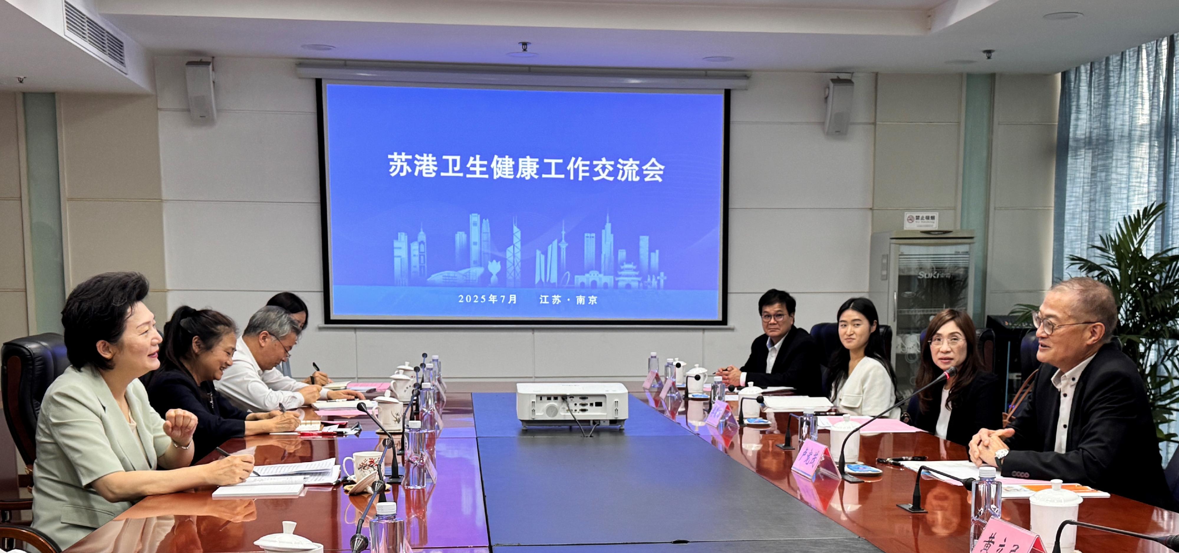 醫務衞生局局長盧寵茂教授（右一）今日（七月十一日）在南京與江蘇省衞生健康委員會主任譚穎（左一）會面，介紹香港特別行政區政府在推動中醫藥國際傳承創新及公立醫院高質量發展方面的工作。